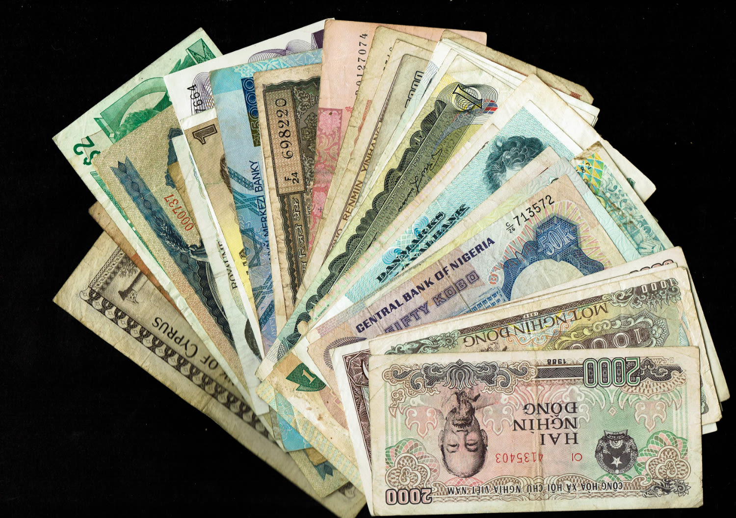 World - a large collection of world banknotes - there are quite a few photos, we recommend going through them all ... - 1 4