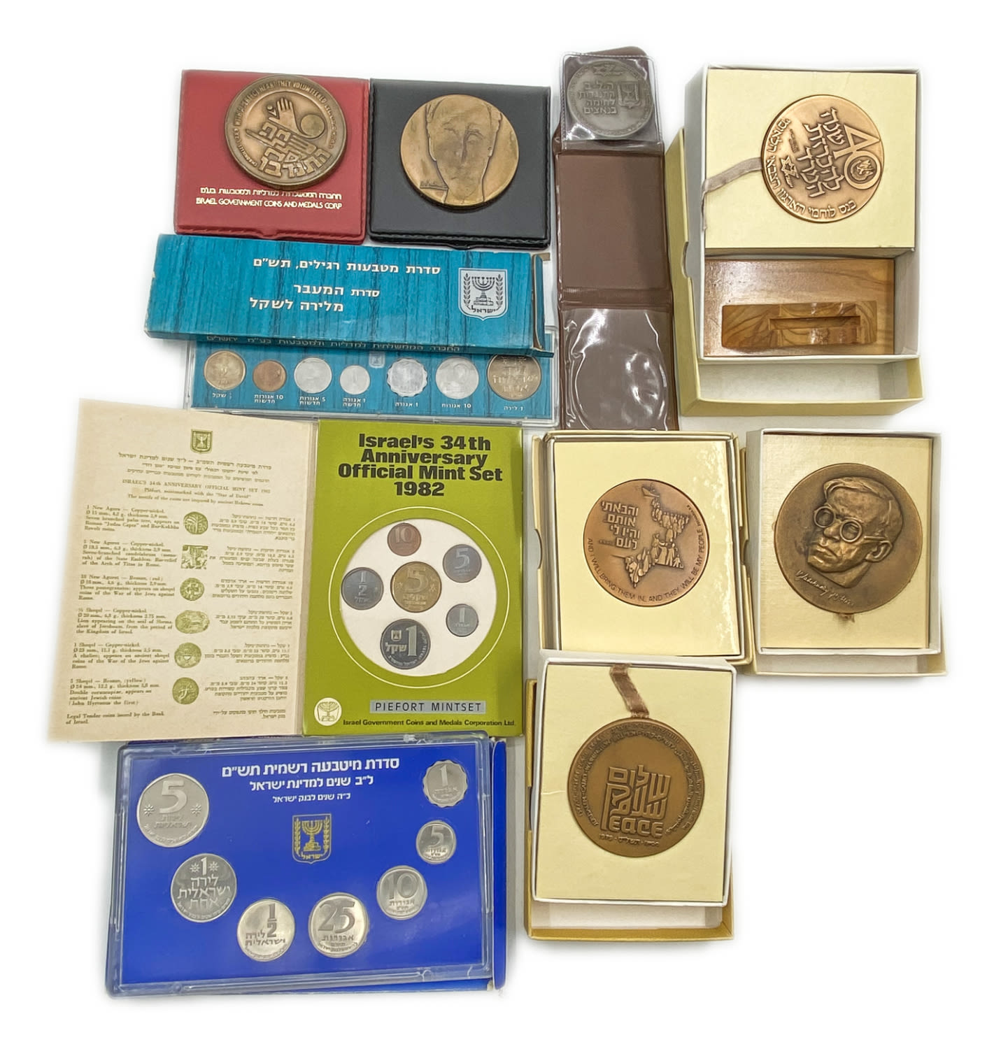 Israel - Lot of 10 medals and coin sets of the Coins and medals Government Company  - Changing years and coindtions - 1 0