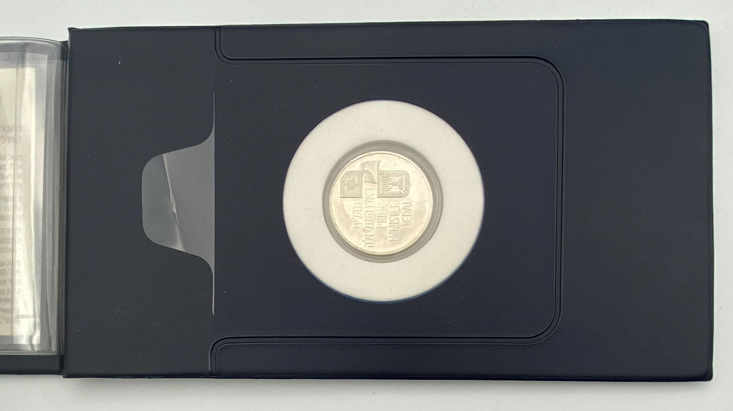 Israel - Lot of 3 folders containing a coin and a silver medal of the government company and banknotes
... - 1 13