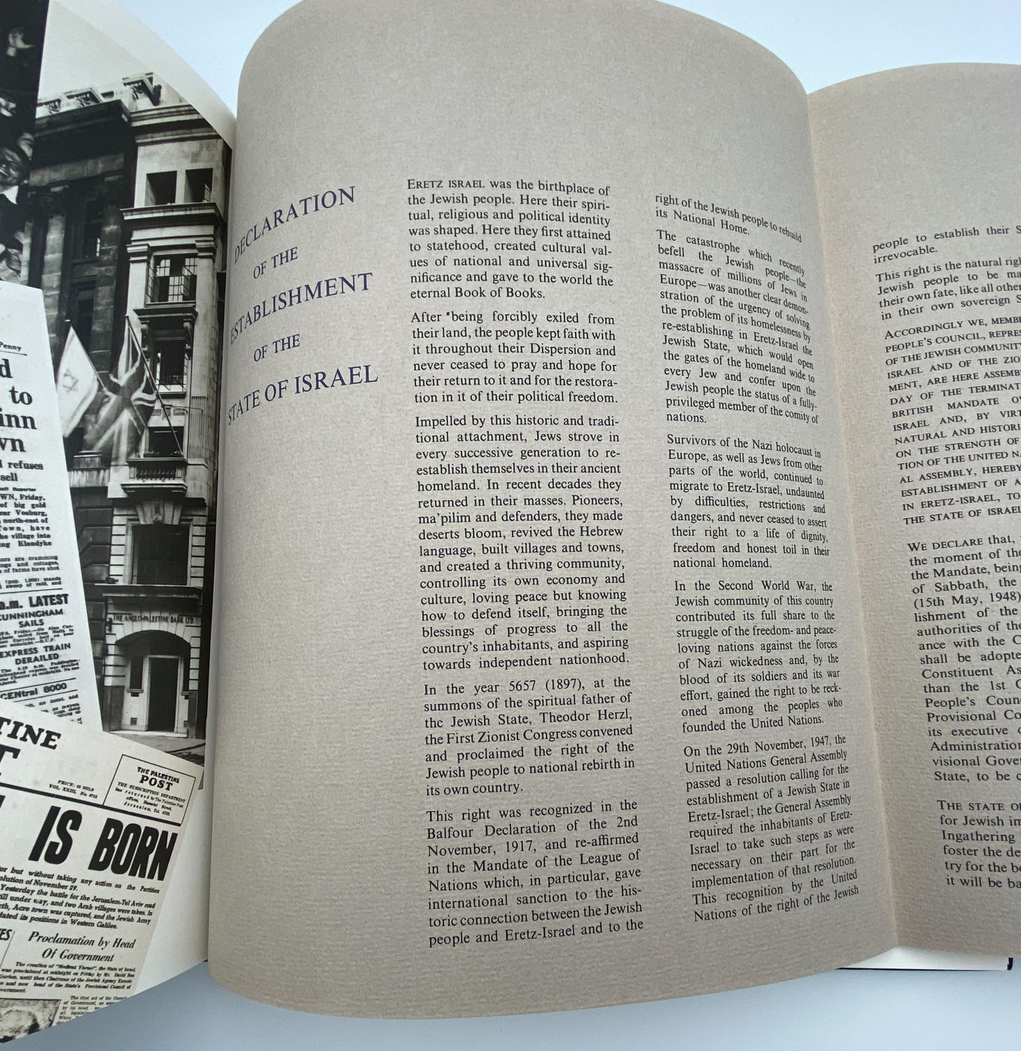 Numismatics Literature - The History of Bank Leumi Le-Israel - Nadav Halevi - English
Contains ... - 1 8