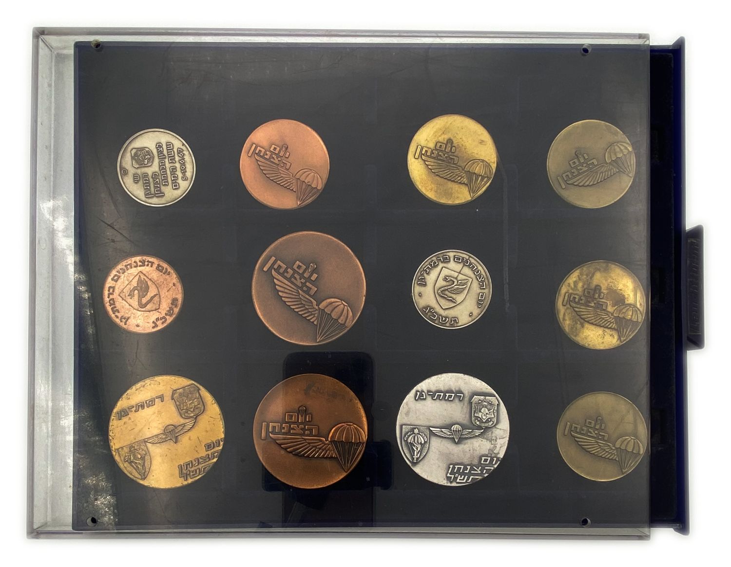 Israel - Lut of 12 medals on "Paratroopers" and "Ramat Gan Municipality" offered in a special display tray - 1960s - 1 2