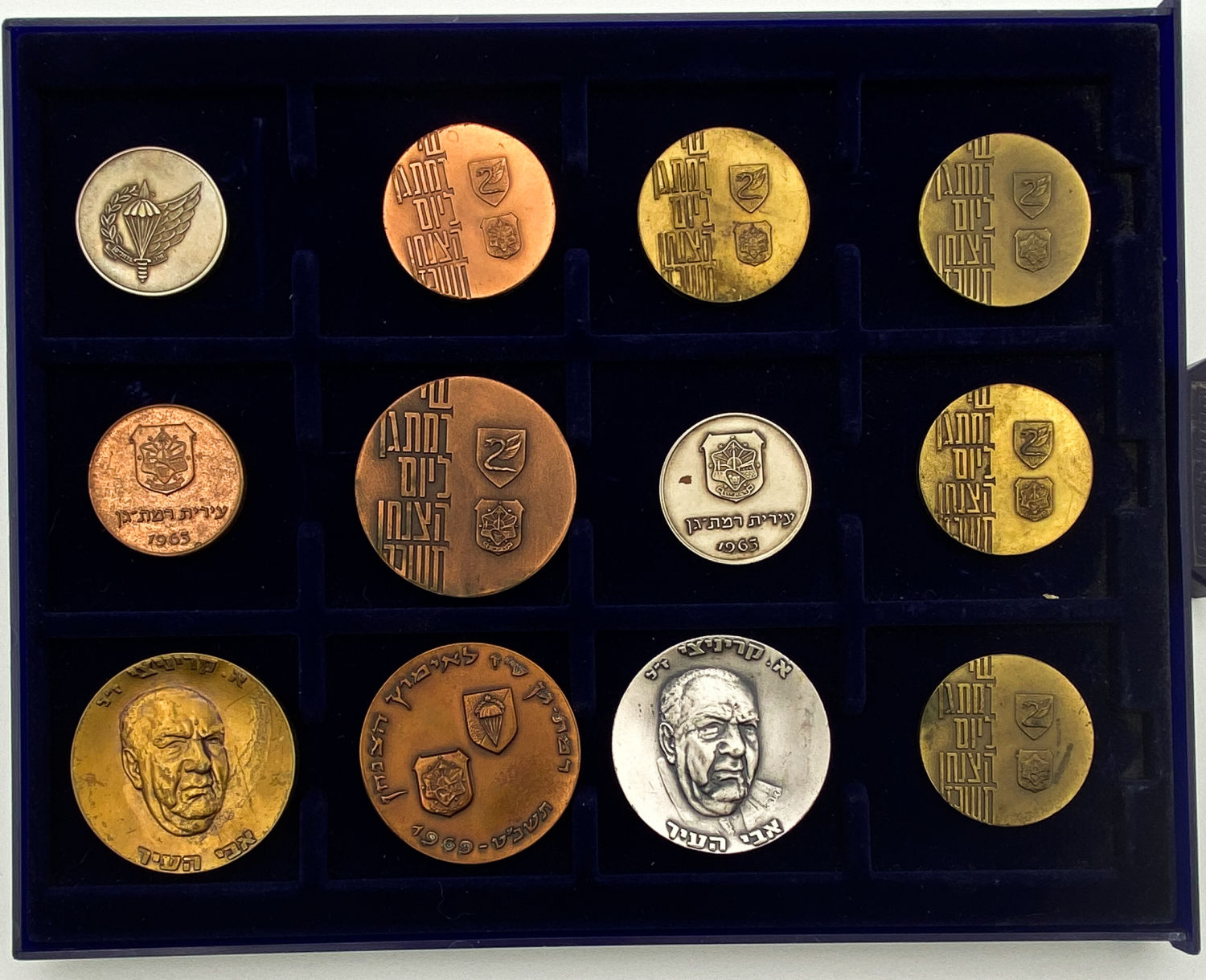 Israel - Lut of 12 medals on "Paratroopers" and "Ramat Gan Municipality" offered in a special display tray - 1960s - 1 1