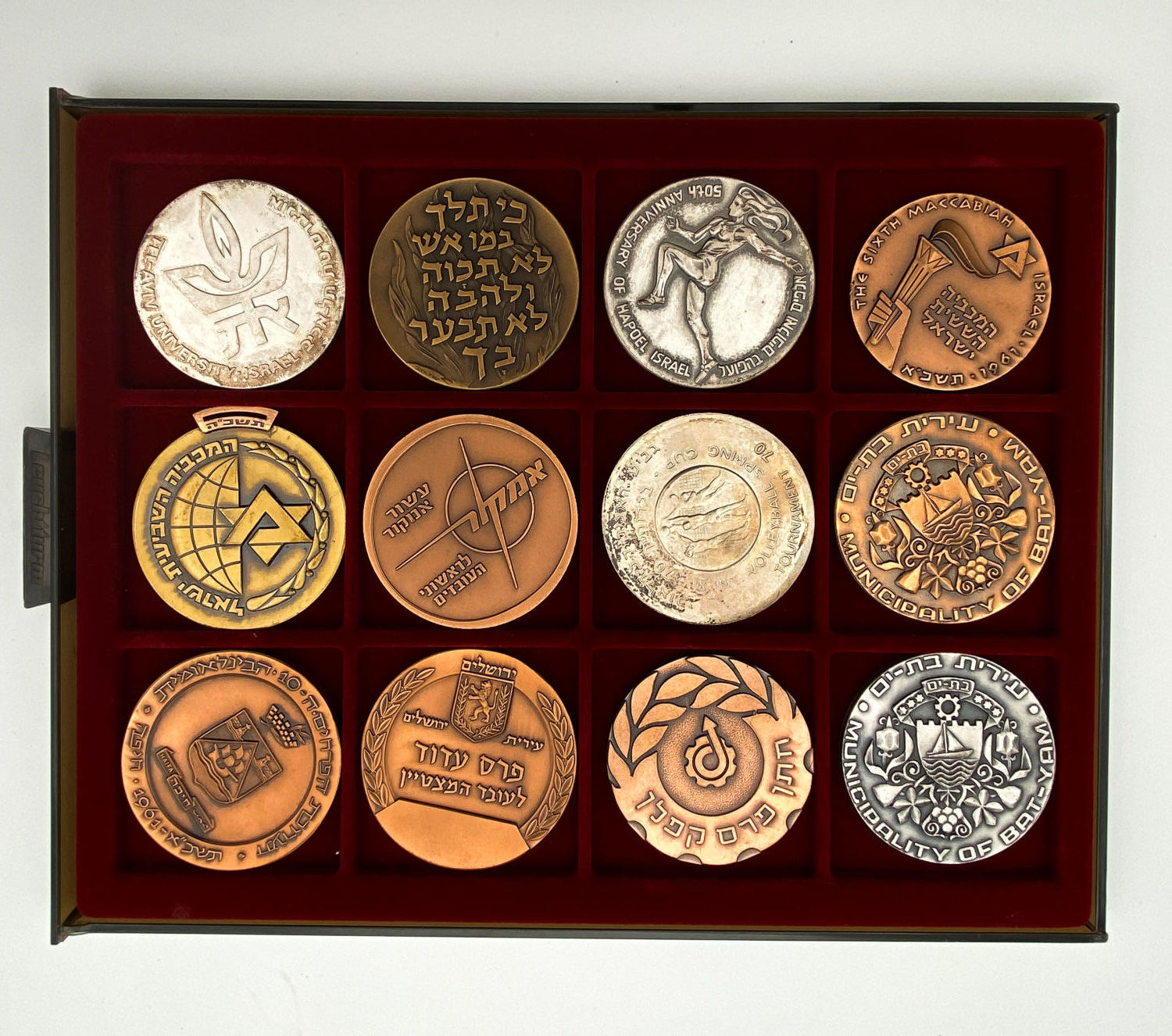 Israel - Lot of 12 private medals on various topics, offered in a special display tray - 1960s-1970s