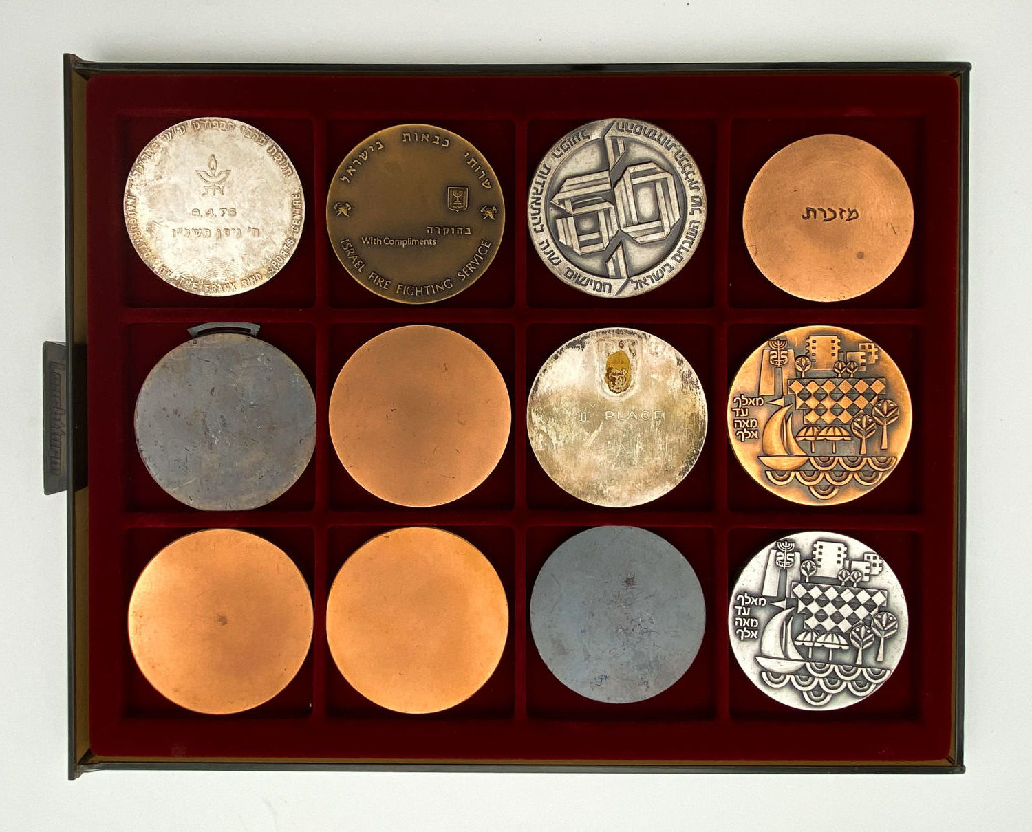 Israel - Lot of 12 private medals on various topics, offered in a special display tray - 1960s-1970s - 1 1