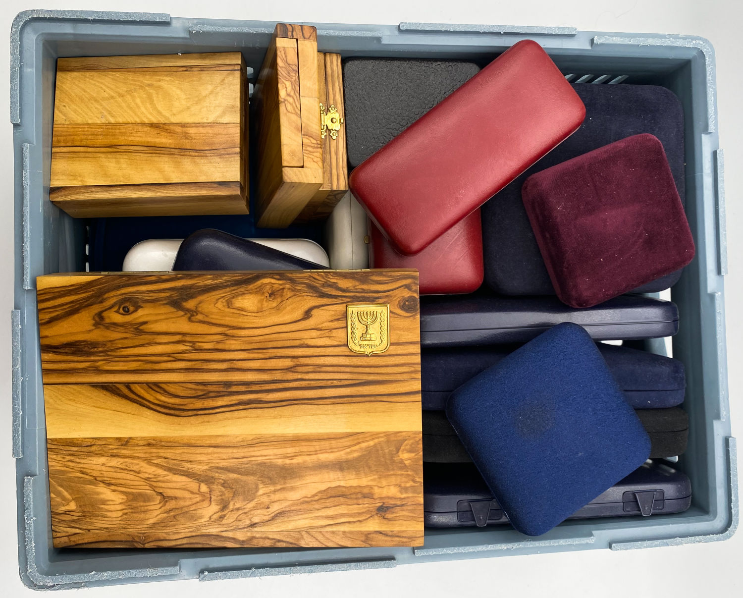 Israel - A large lot of empty boxes of medals and silver and gold coins of the Government Coins and Medals ... - 1 2