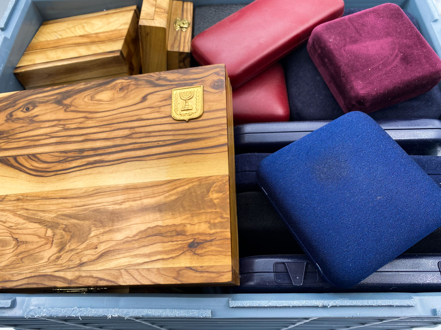 Israel - A large lot of empty boxes of medals and silver and gold coins of the Government Coins and Medals ... - 1 1