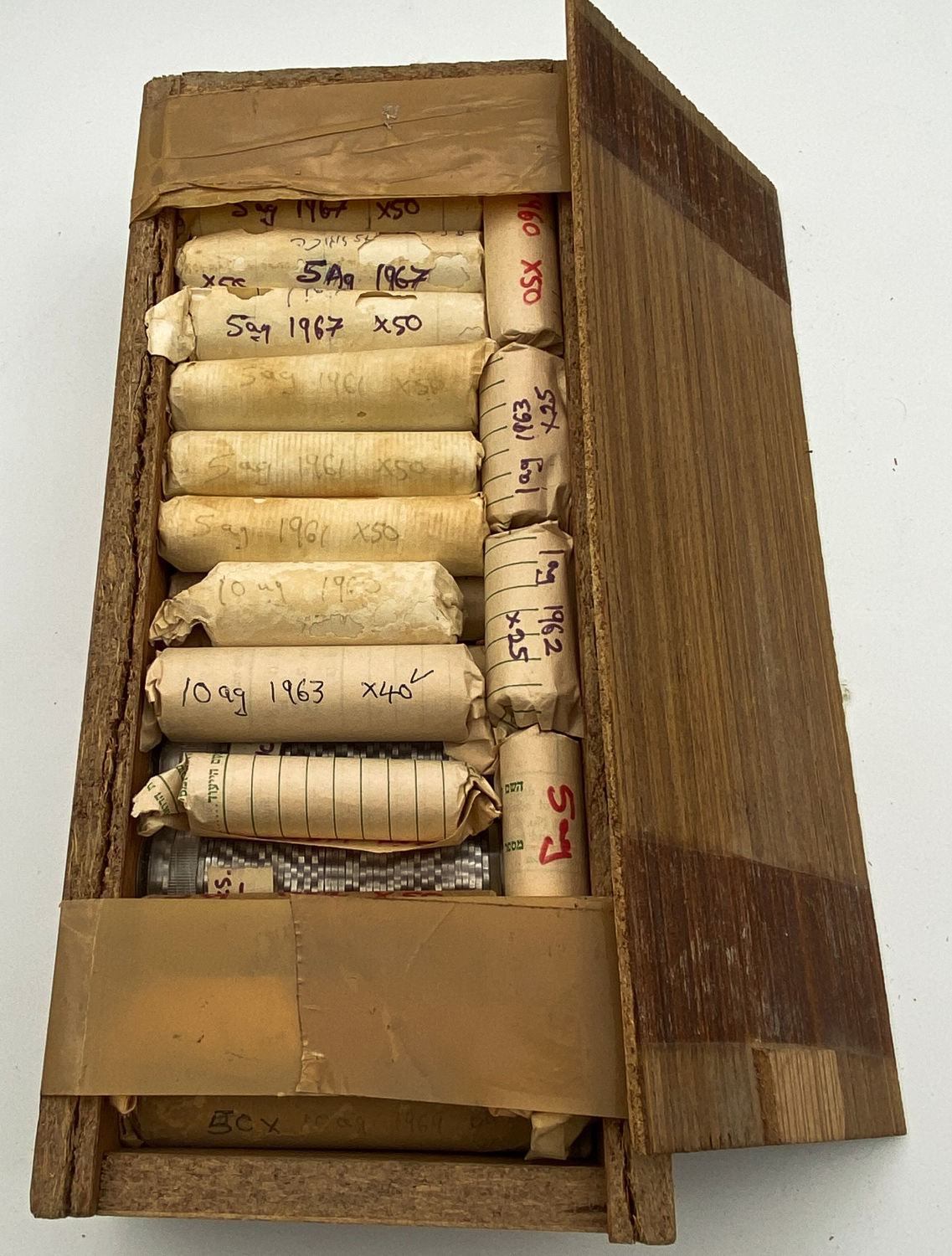 Israel - 4.5 kilos of coins Israel - Diffrent years, A random check of several rollers showed that the coins ... - 1 0