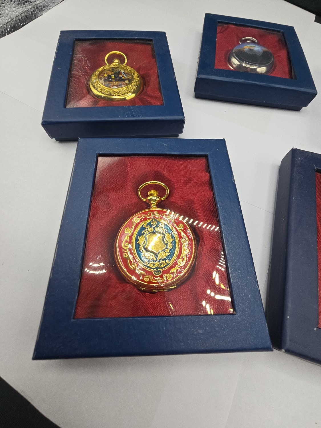 A Collection of Hachette Modern Pocket Watches In Working Order Will Possibly Need Batteries - 1 5
