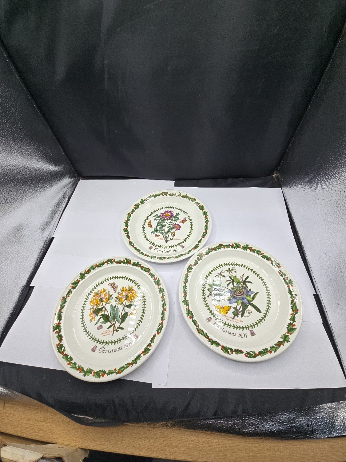 Three Portmeirion Botanic Garden Christmas Plates 1995, 1997 and 1998 - 1 0