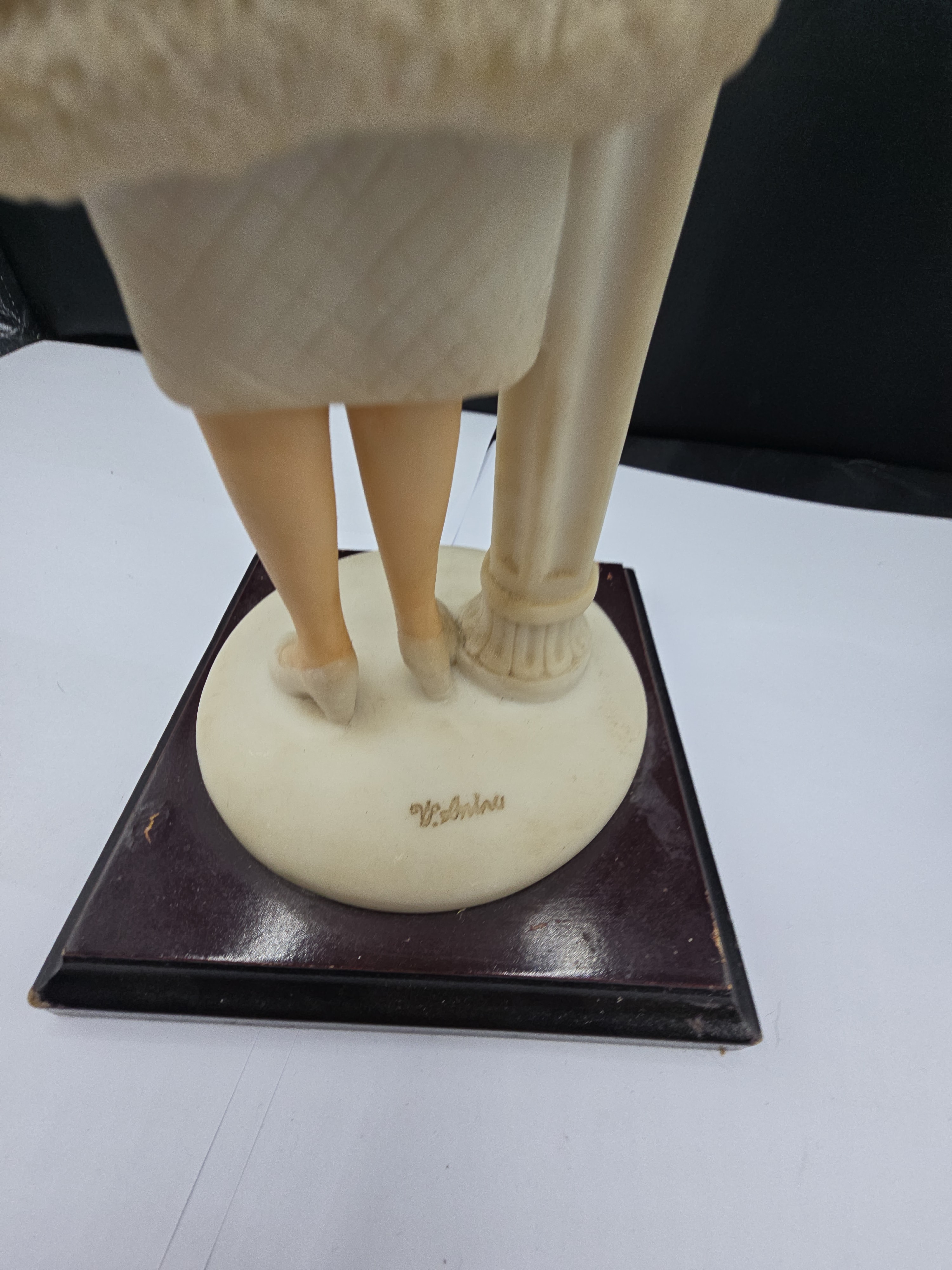 An Art Deco Style Cold-Cast Resin Figurine of a Flapper by V. Anlona for The Juliana Collection - 1 2