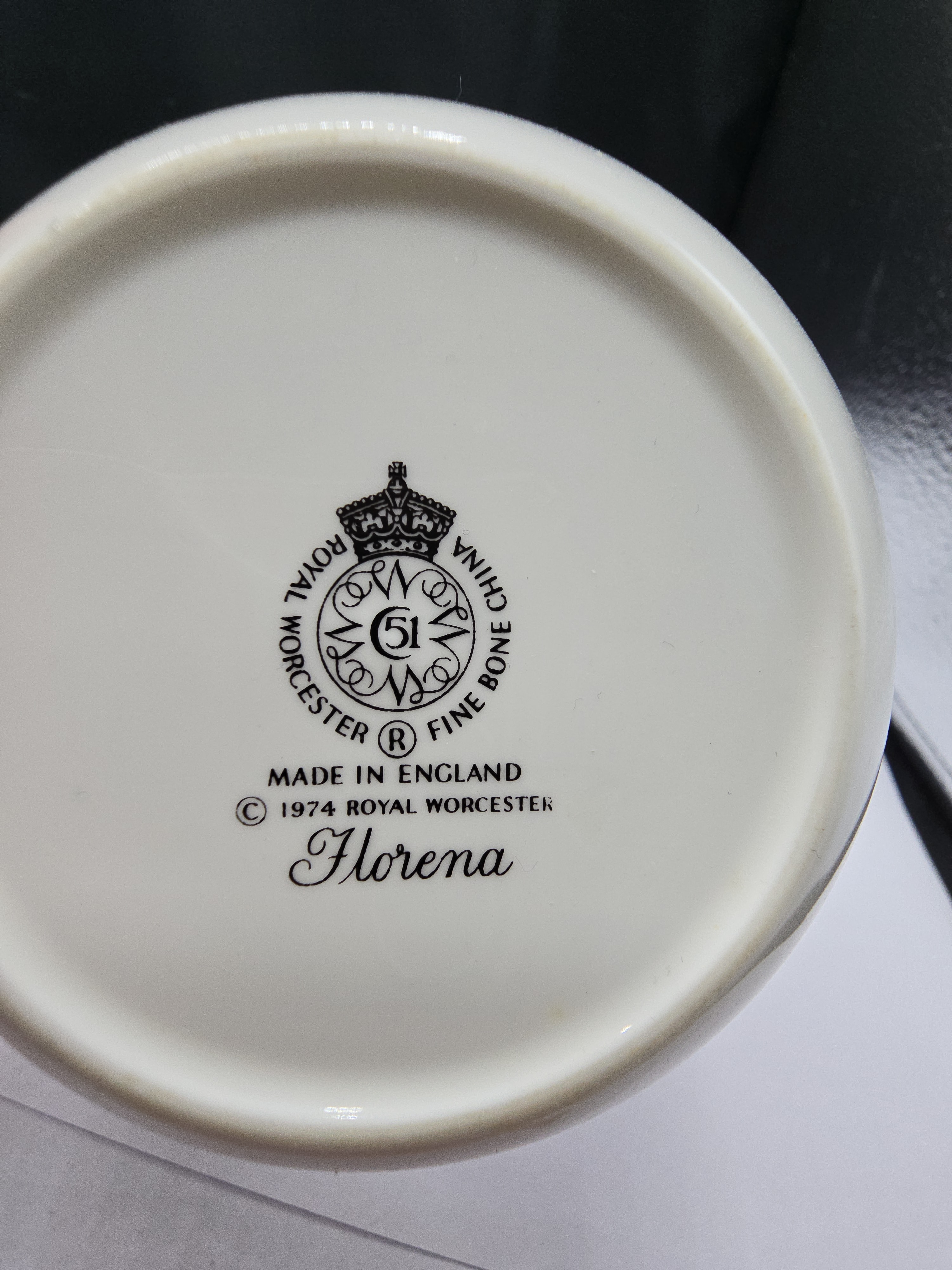 A Set of Seven Royal Worcester Florena 1974 Fine Bone China Floral Dishes with Gold Trim - 1 5