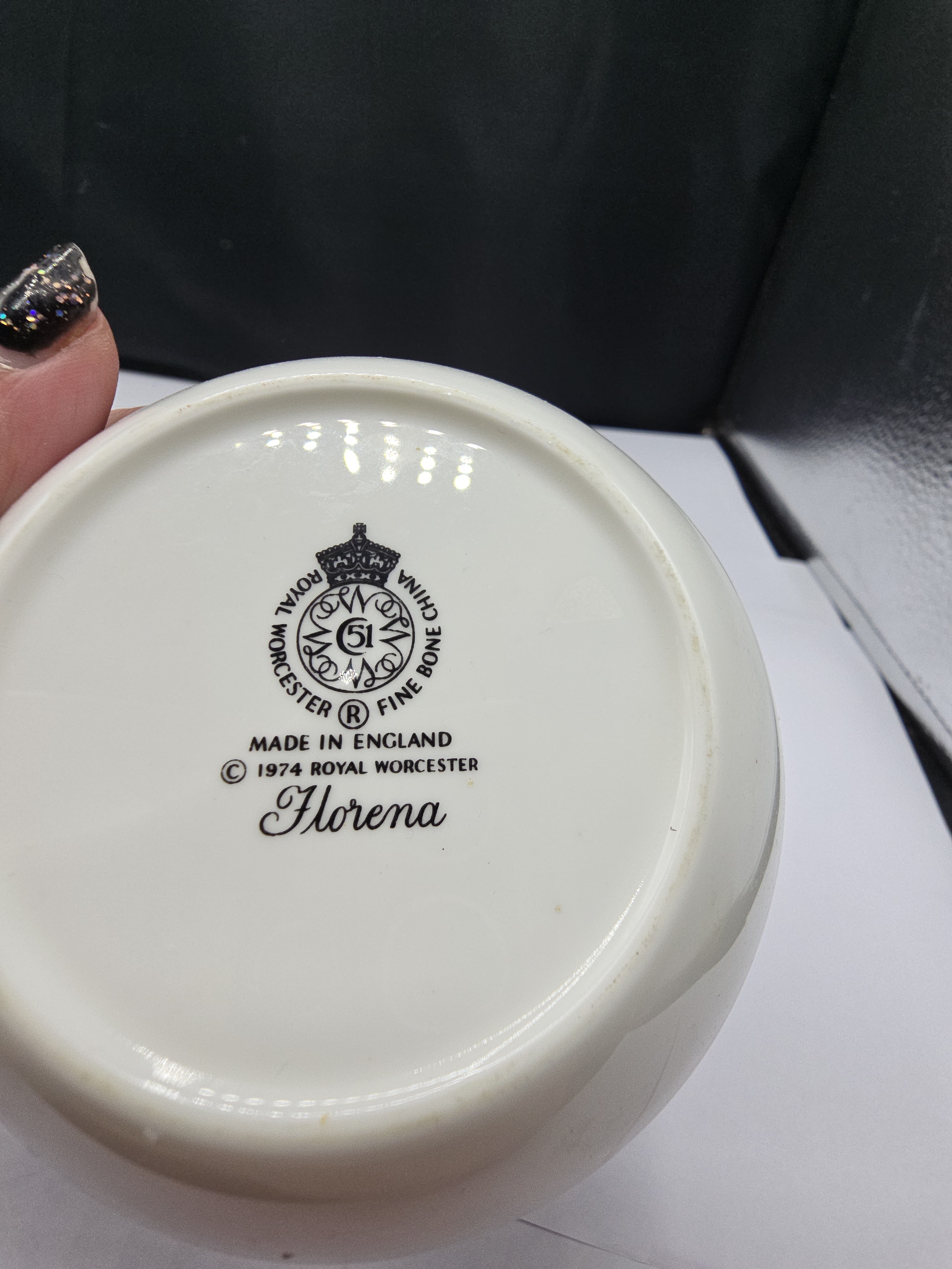 A Set of Seven Royal Worcester Florena 1974 Fine Bone China Floral Dishes with Gold Trim - 1 2