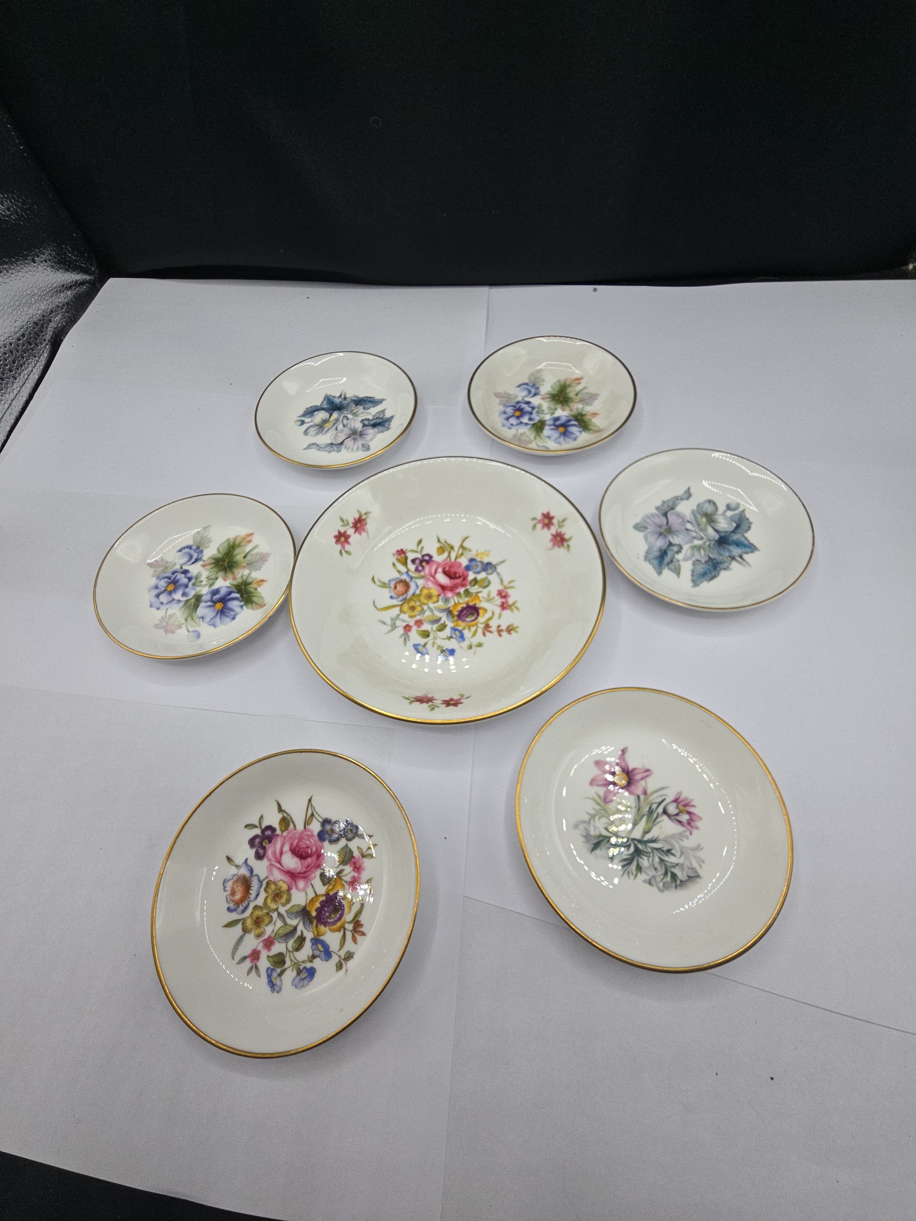 A Set of Seven Royal Worcester Florena 1974 Fine Bone China Floral Dishes with Gold Trim - 1 0