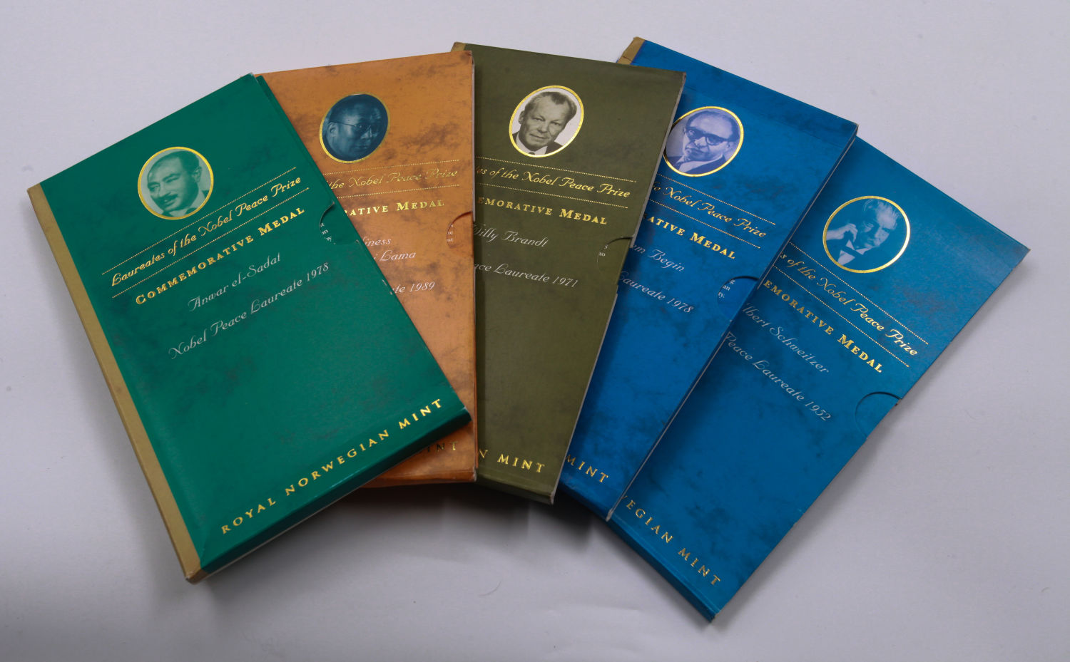World - Lot of 5 Nobel Prize-winning medals, Menachem Begin, Anwar Sadat, Albert Schweizer, Dali Lama 14 (Tenzin ... - 1 0