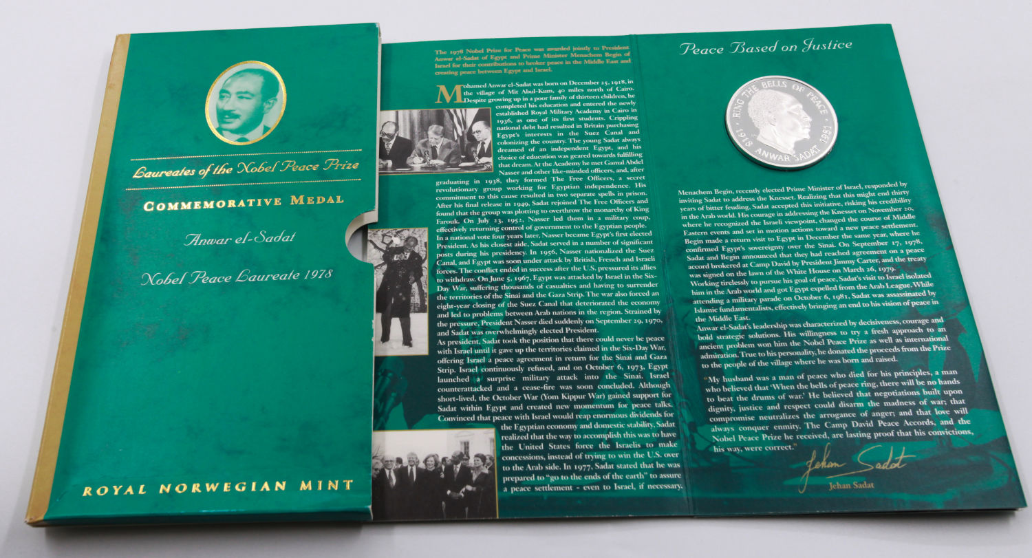 World - Lot of 5 Nobel Prize-winning medals, Menachem Begin, Anwar Sadat, Albert Schweizer, Dali Lama 14 (Tenzin ... - 1 3