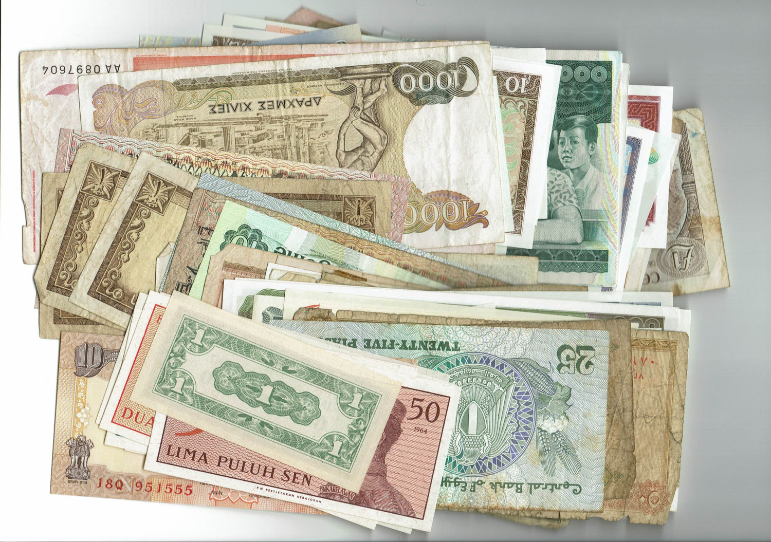 World Banknotes - Lot 100 Banknotes - Diferrent countries and years - F-VF - 1 1