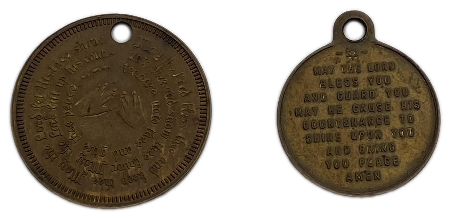 Judaica / Zionism - A pair of Jewish lucky tokens, bearing the blessing of the priests in English on the back - ... - 1 1
