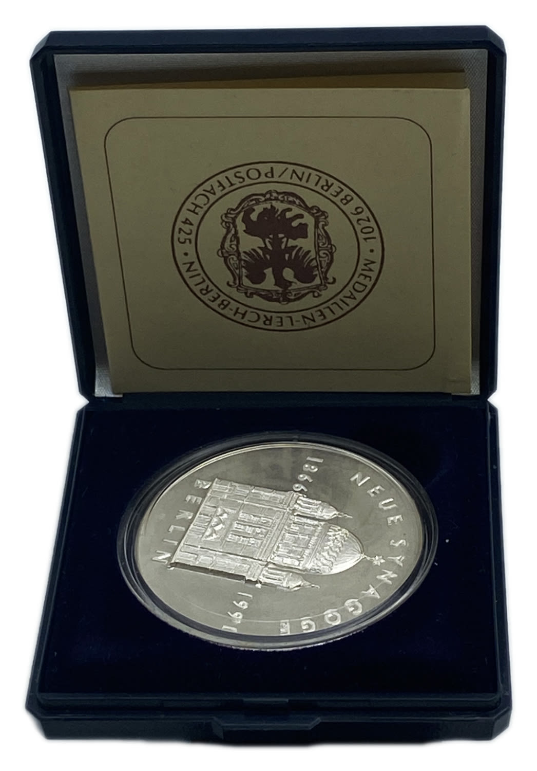 Judaica / Zionisim - A medel to celebrate the new synagogue in Berlin, Germany - 1866-1991
Made ... - 1 2