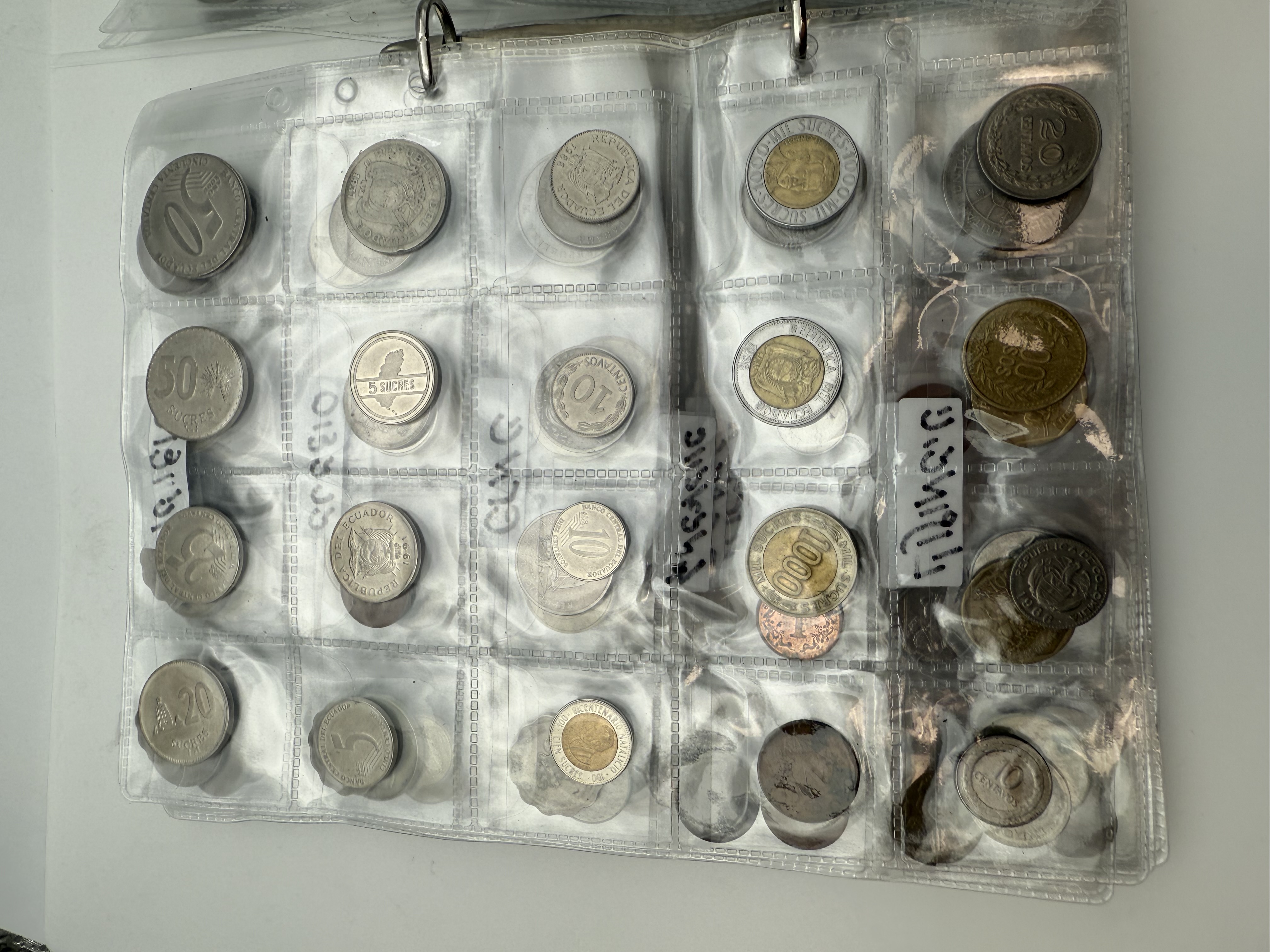 World - A collection of several hundred coins from several different countries, arranged in a binder, in various ... - 1 16