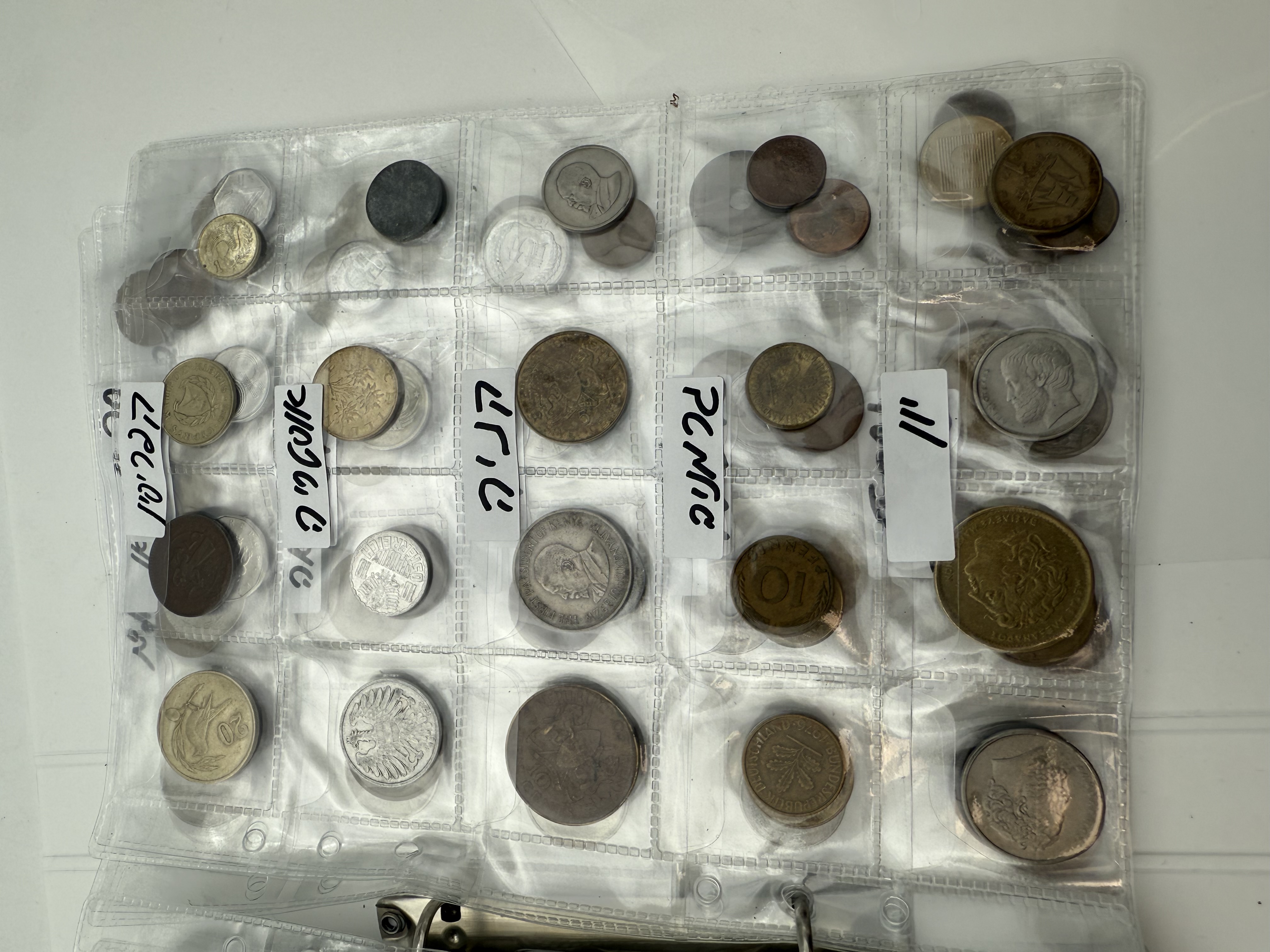 World - A collection of several hundred coins from several different countries, arranged in a binder, in various ... - 1 26