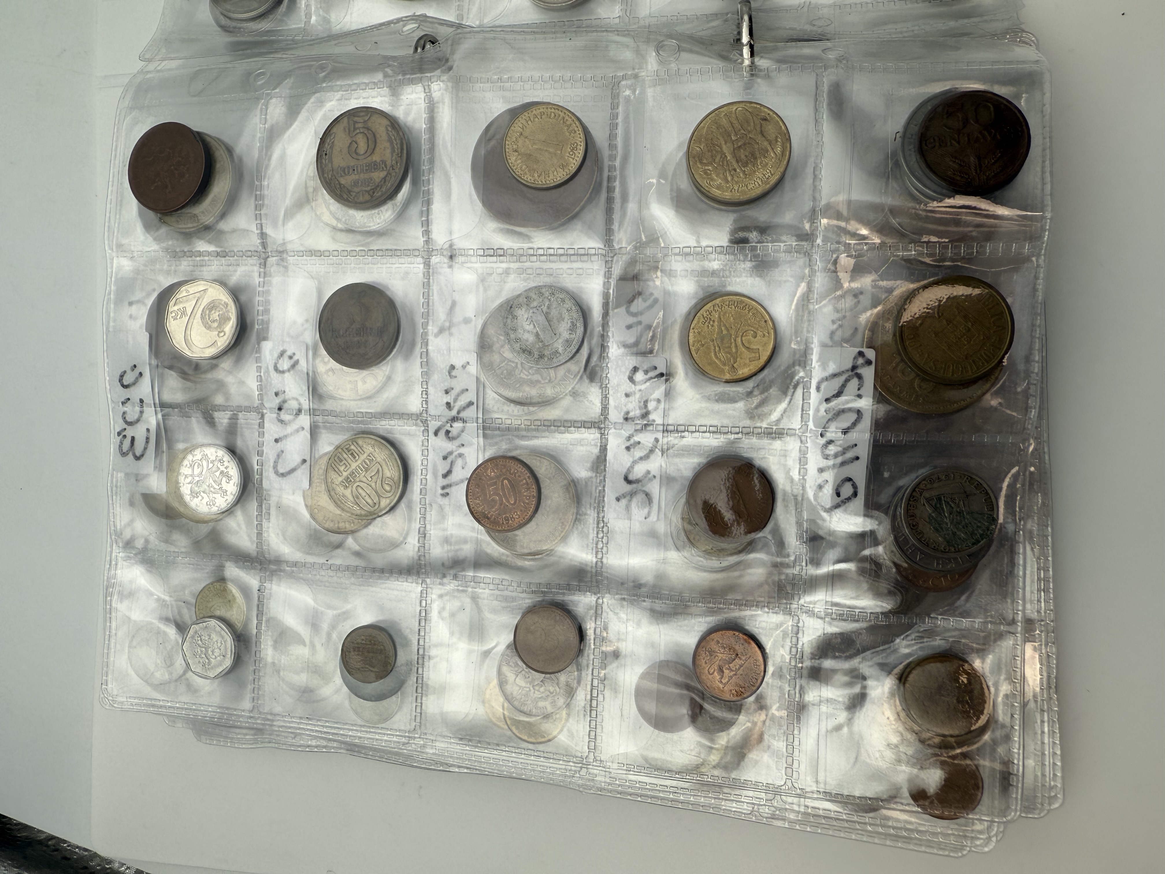 World - A collection of several hundred coins from several different countries, arranged in a binder, in various ... - 1 29