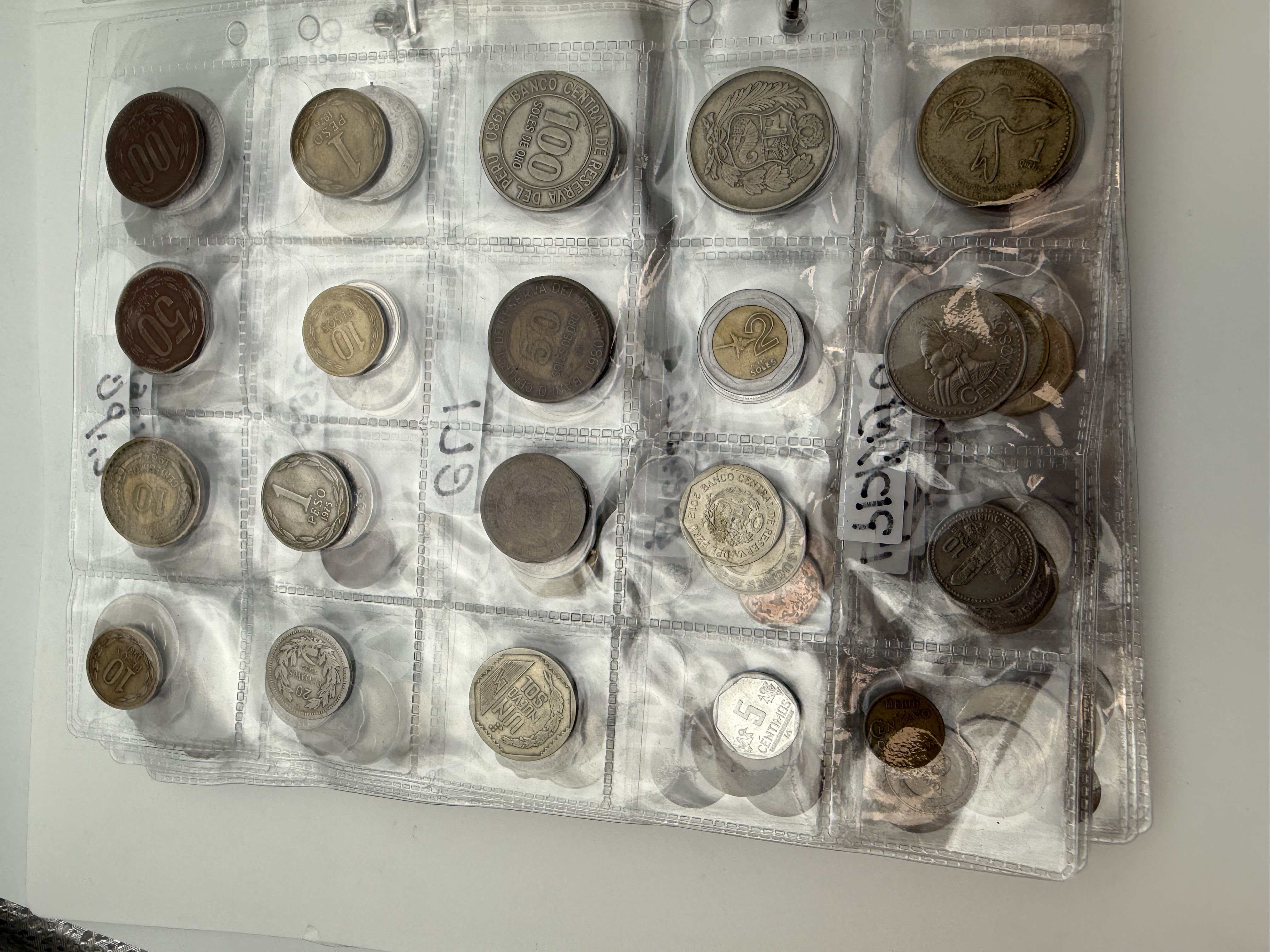 World - A collection of several hundred coins from several different countries, arranged in a binder, in various ... - 1 18