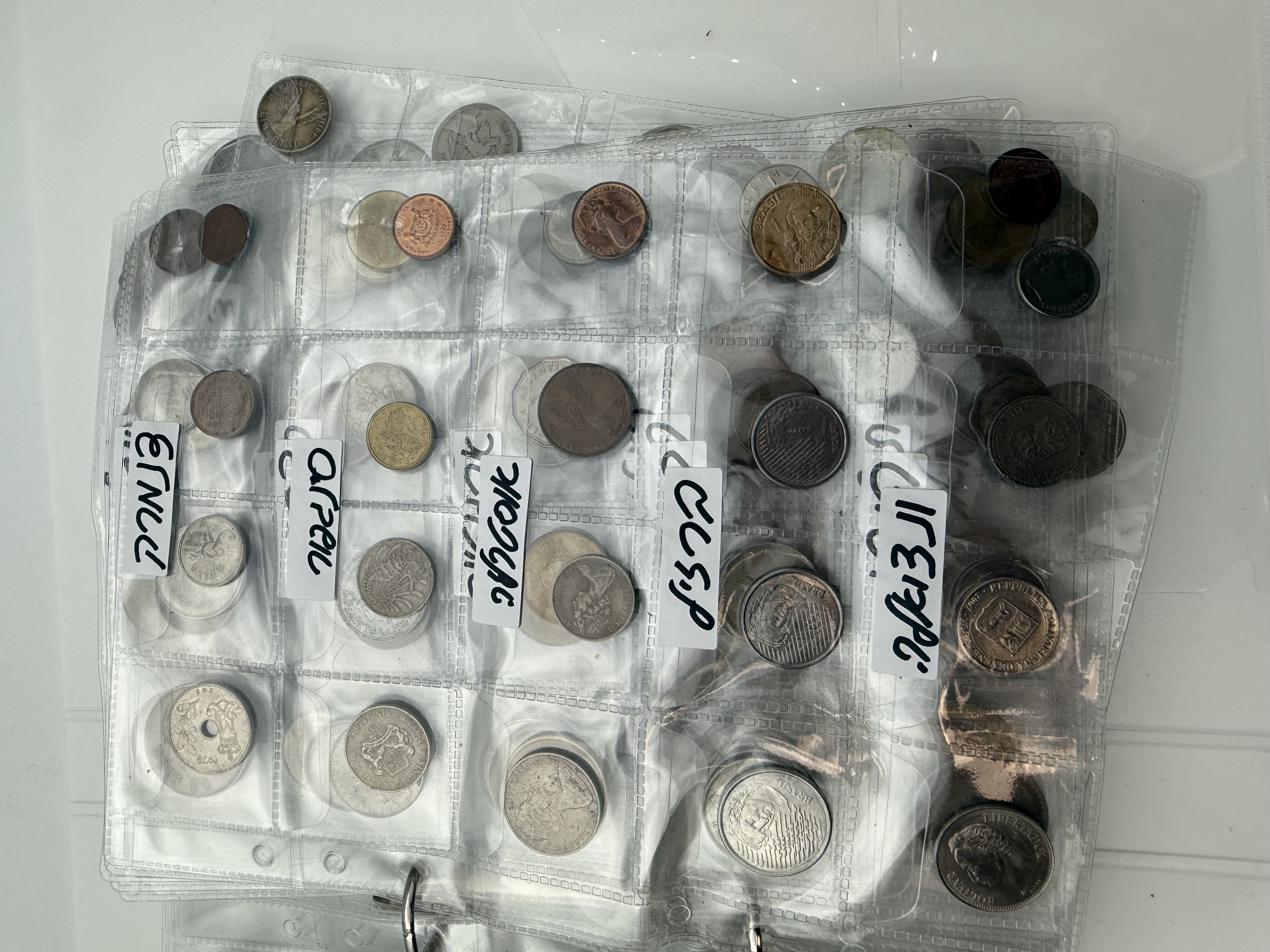 World - A collection of several hundred coins from several different countries, arranged in a binder, in various ... - 1 4