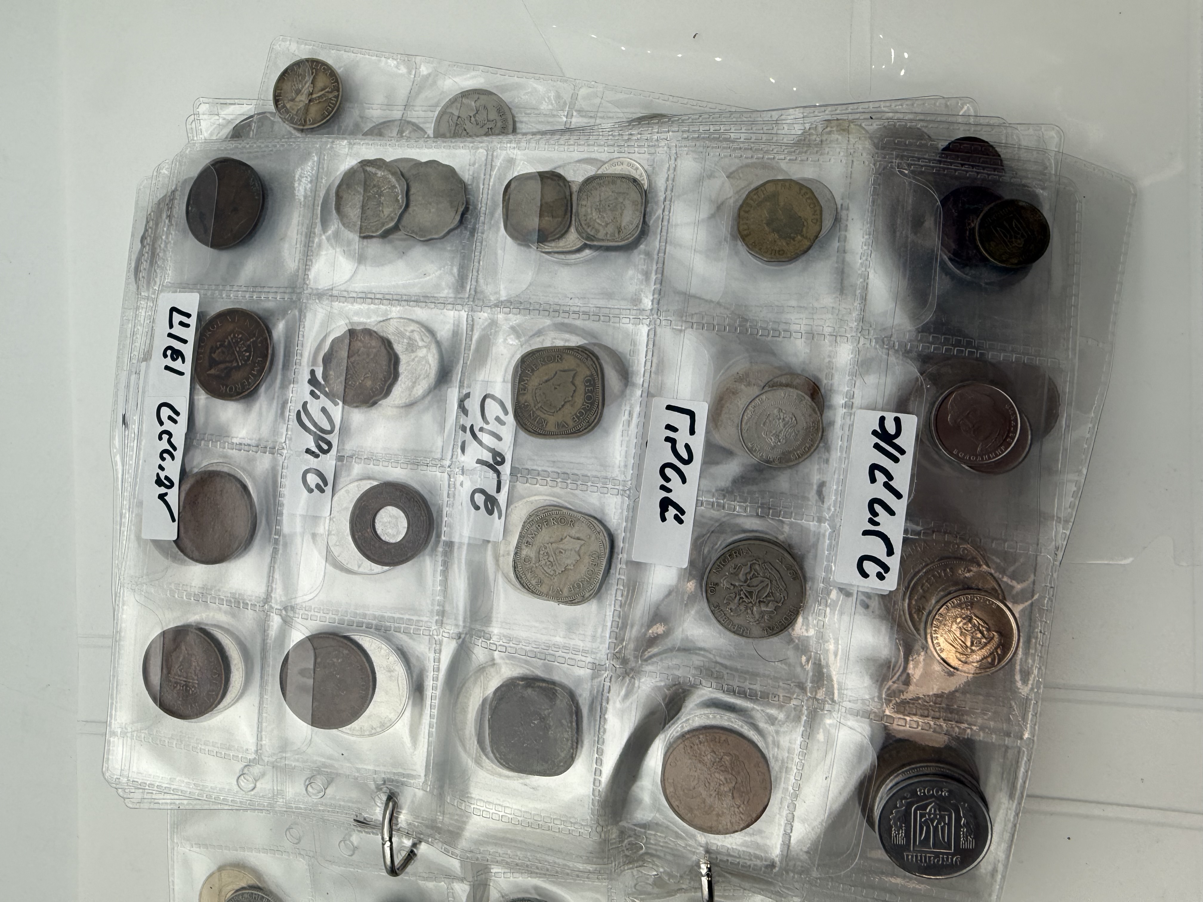World - A collection of several hundred coins from several different countries, arranged in a binder, in various ... - 1 38