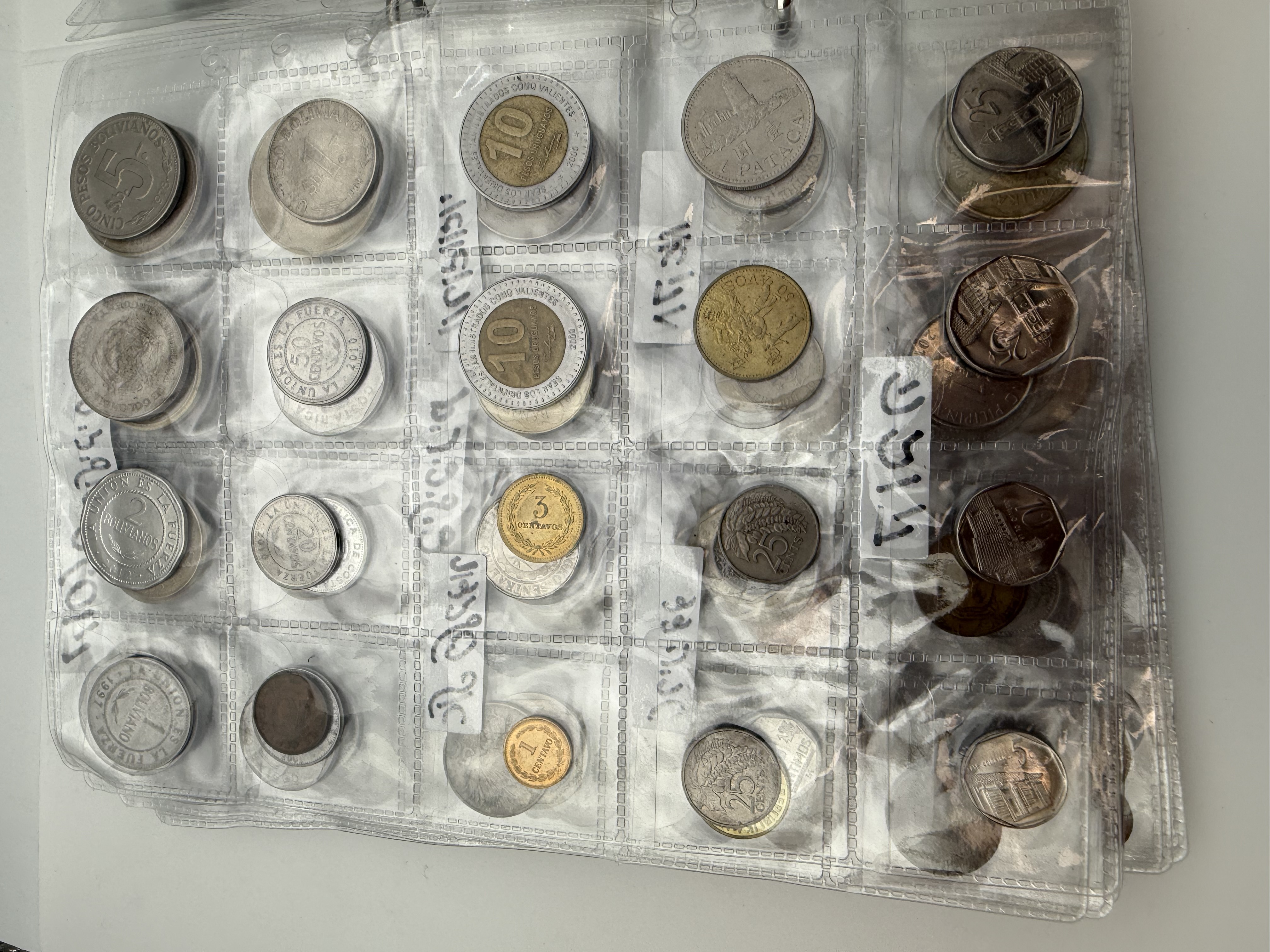 World - A collection of several hundred coins from several different countries, arranged in a binder, in various ... - 1 23