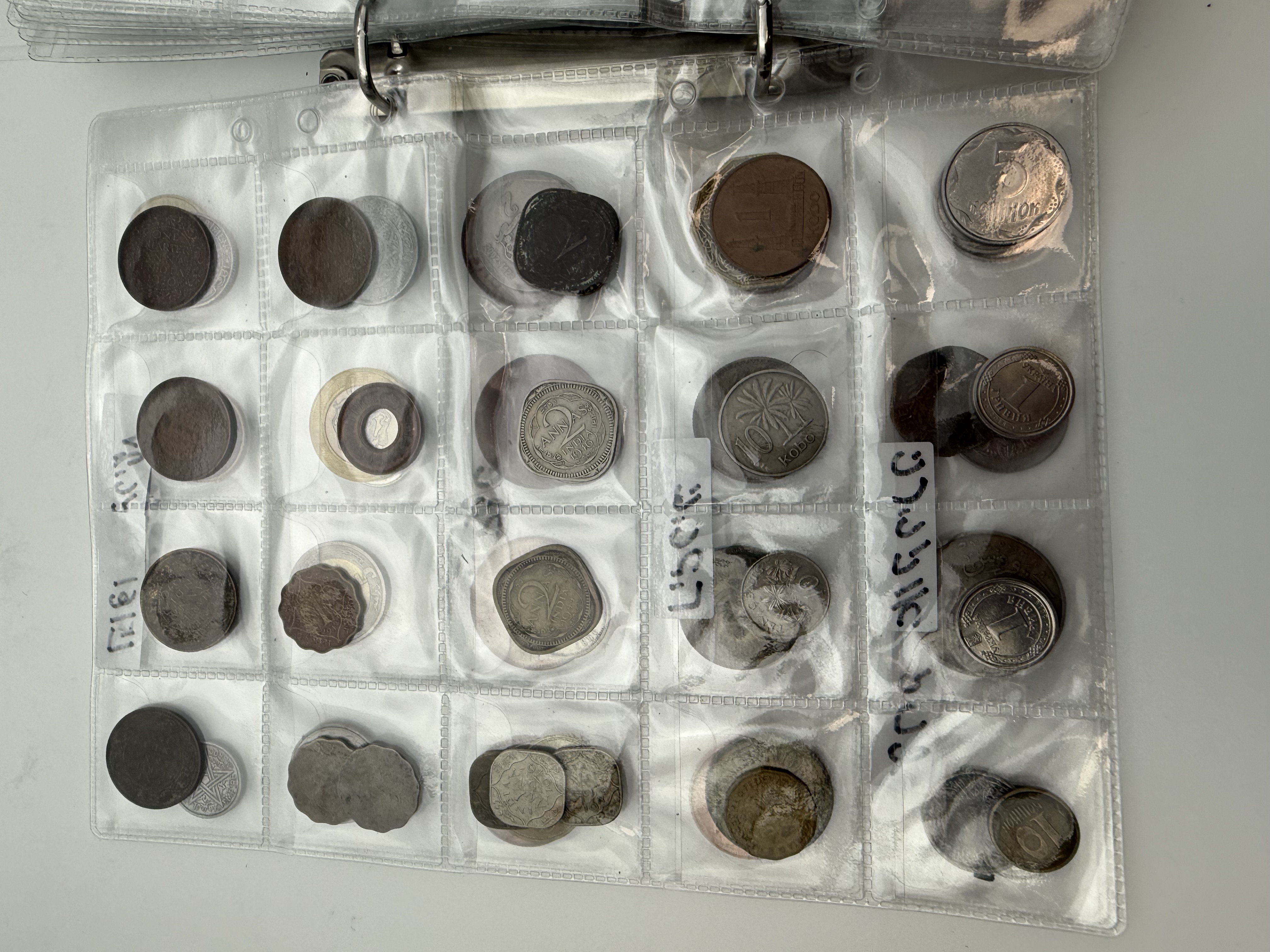 World - A collection of several hundred coins from several different countries, arranged in a binder, in various ... - 1 39