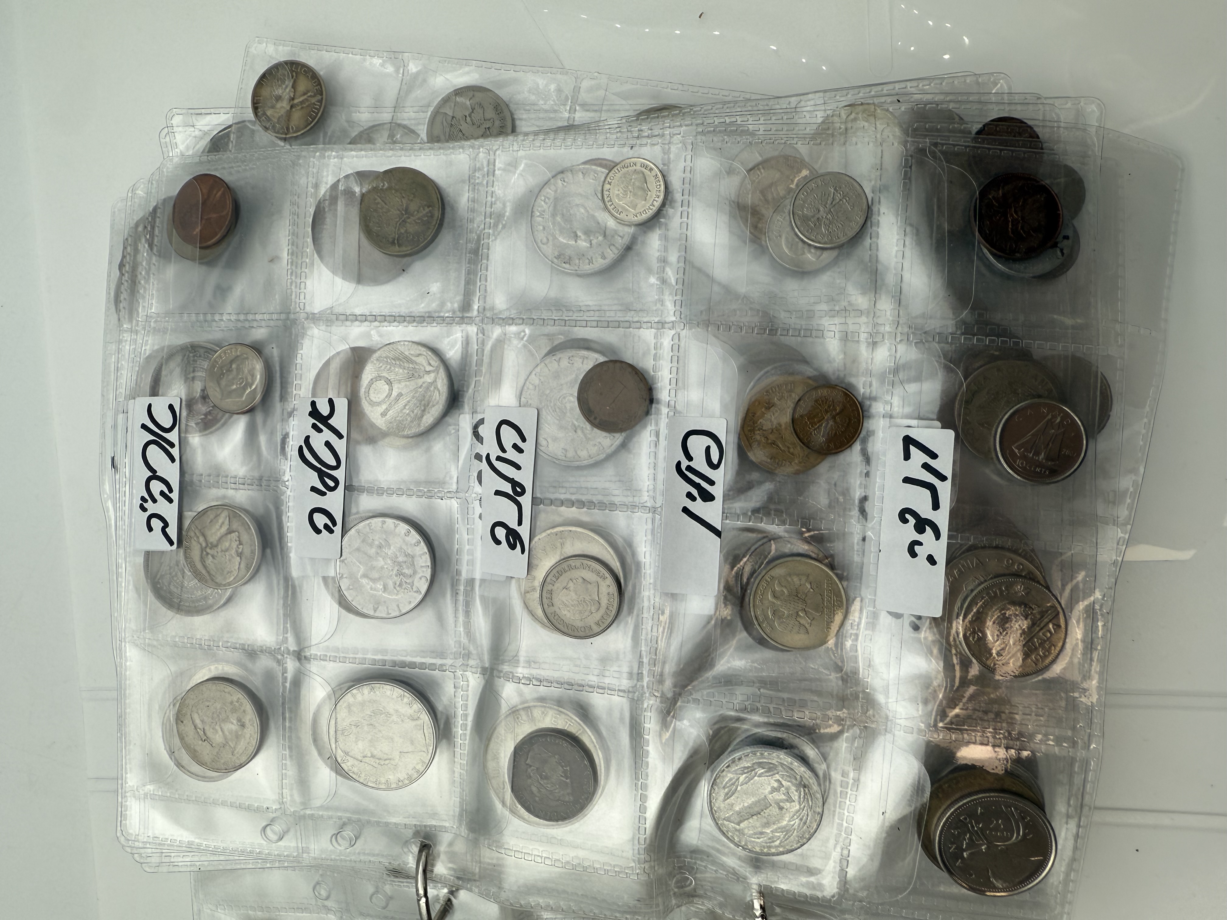 World - A collection of several hundred coins from several different countries, arranged in a binder, in various ... - 1 40