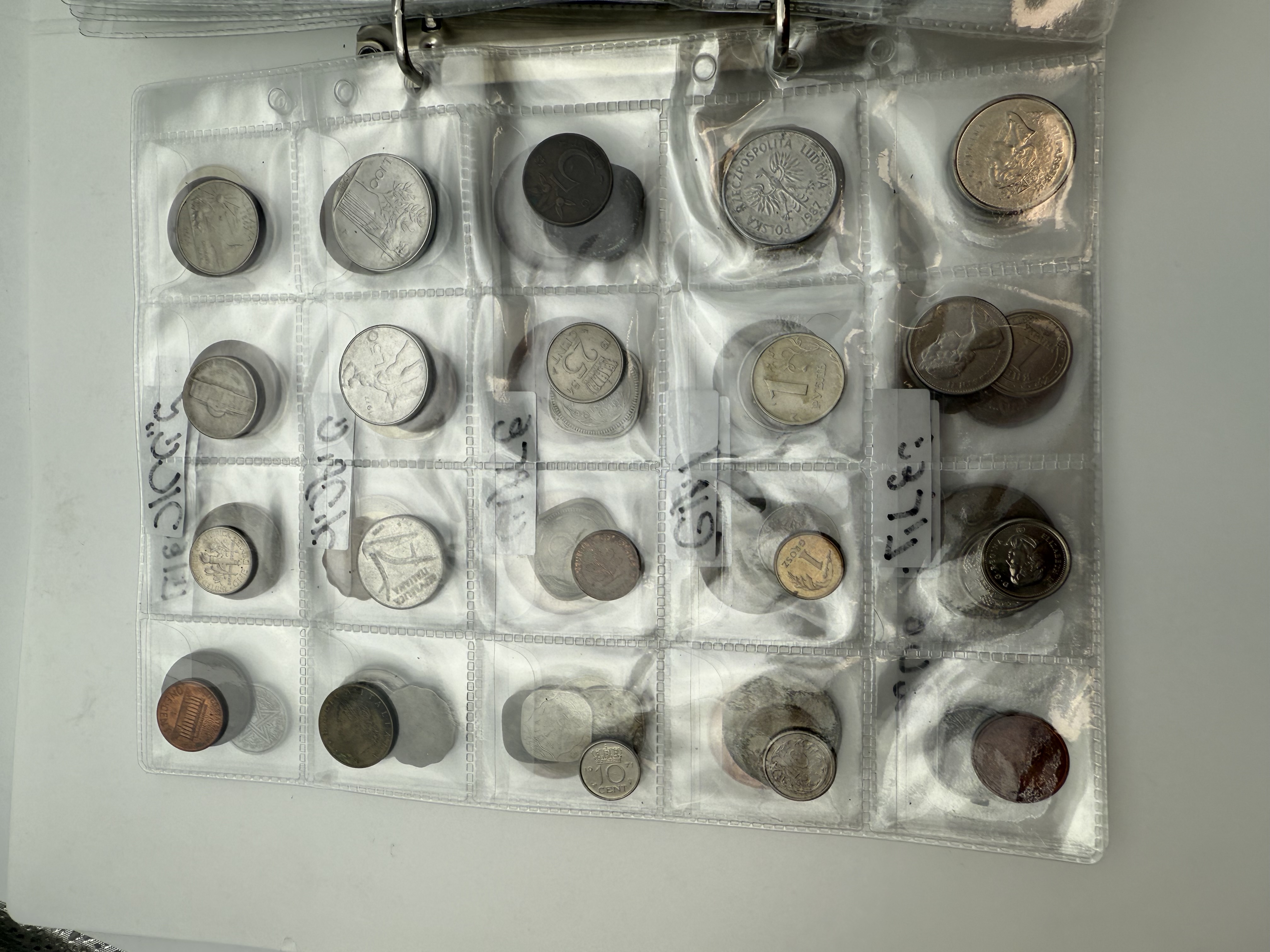 World - A collection of several hundred coins from several different countries, arranged in a binder, in various ... - 1 1