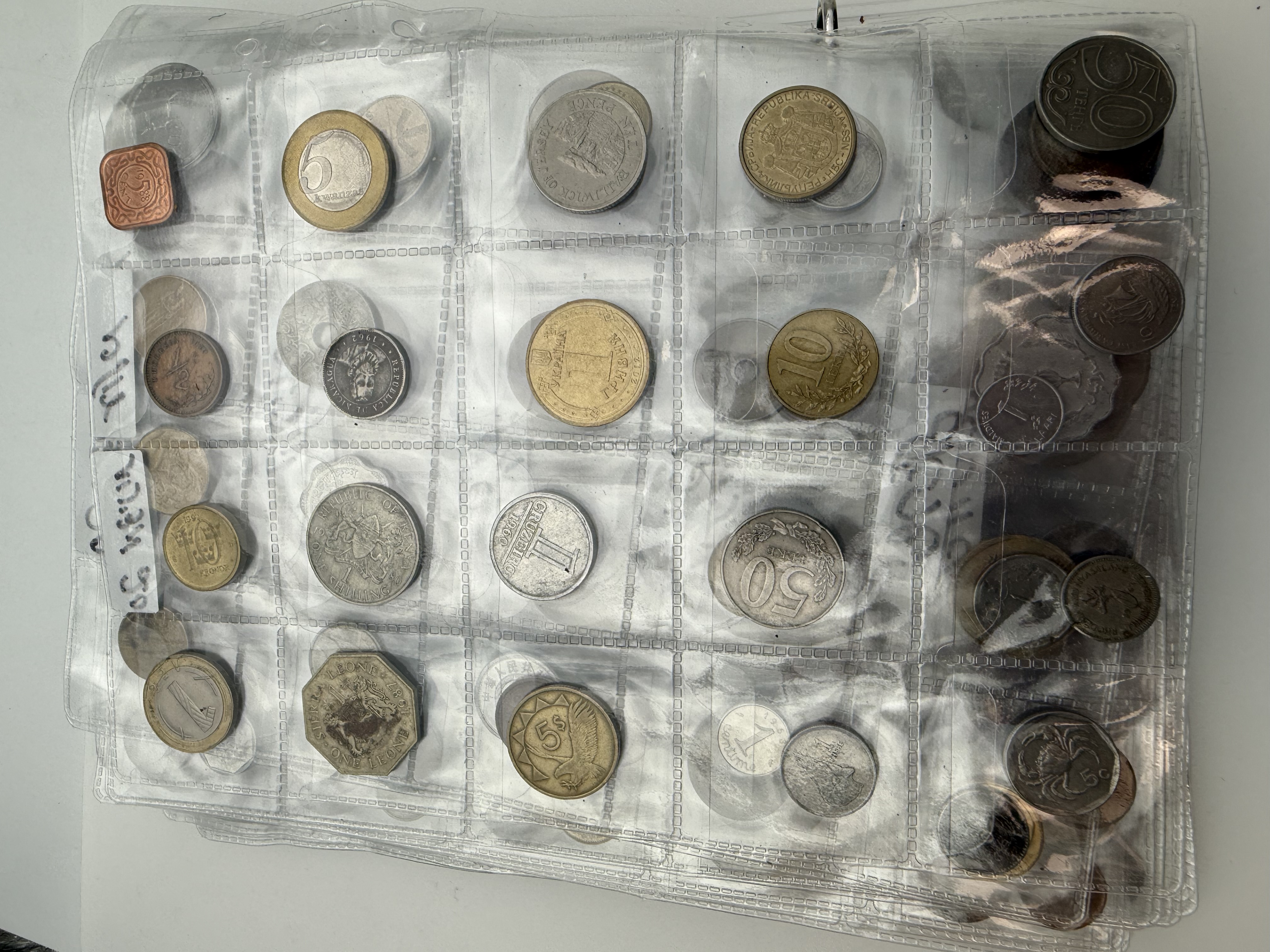 World - A collection of several hundred coins from several different countries, arranged in a binder, in various ... - 1 36