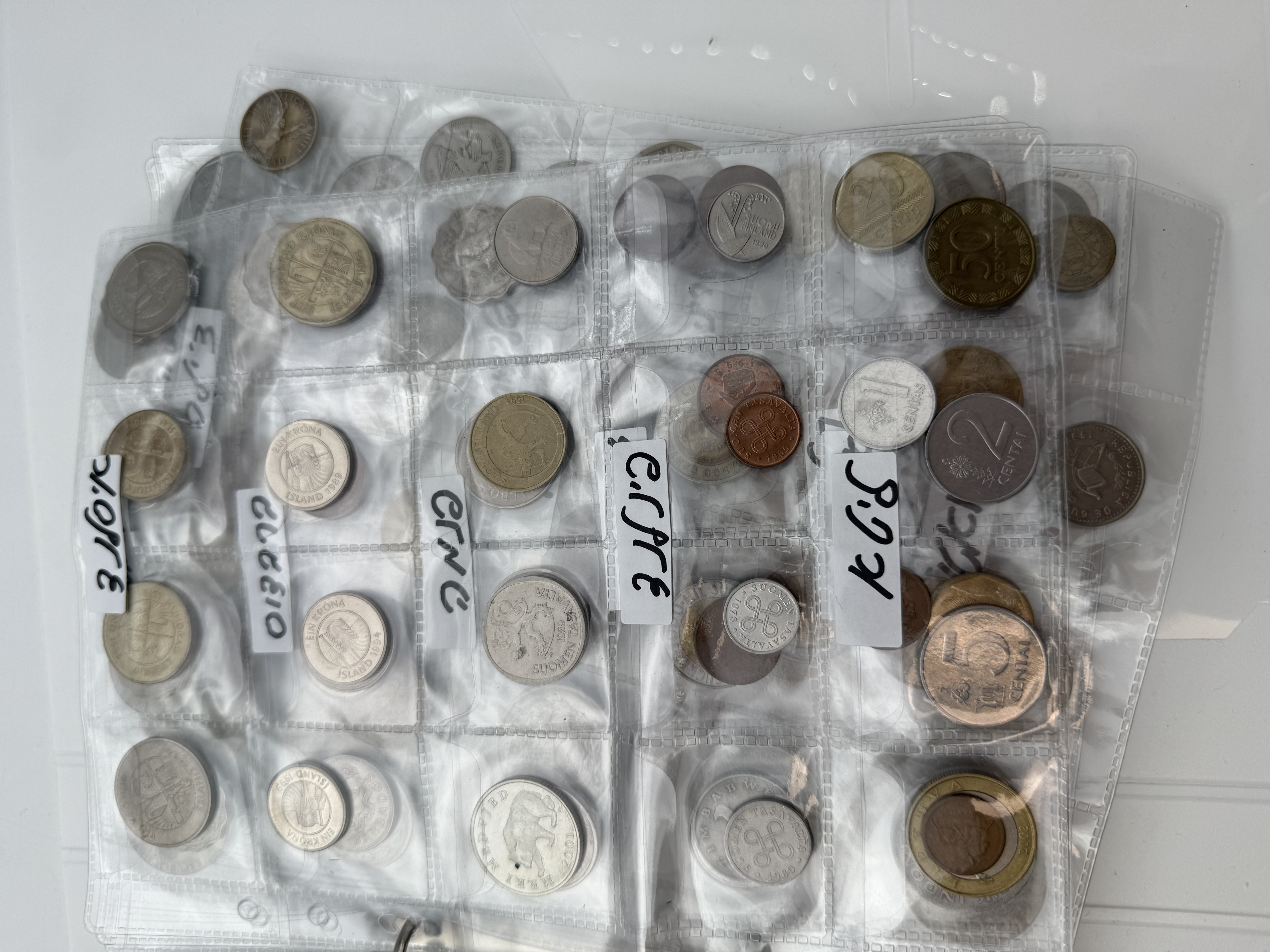 World - A collection of several hundred coins from several different countries, arranged in a binder, in various ... - 1 10