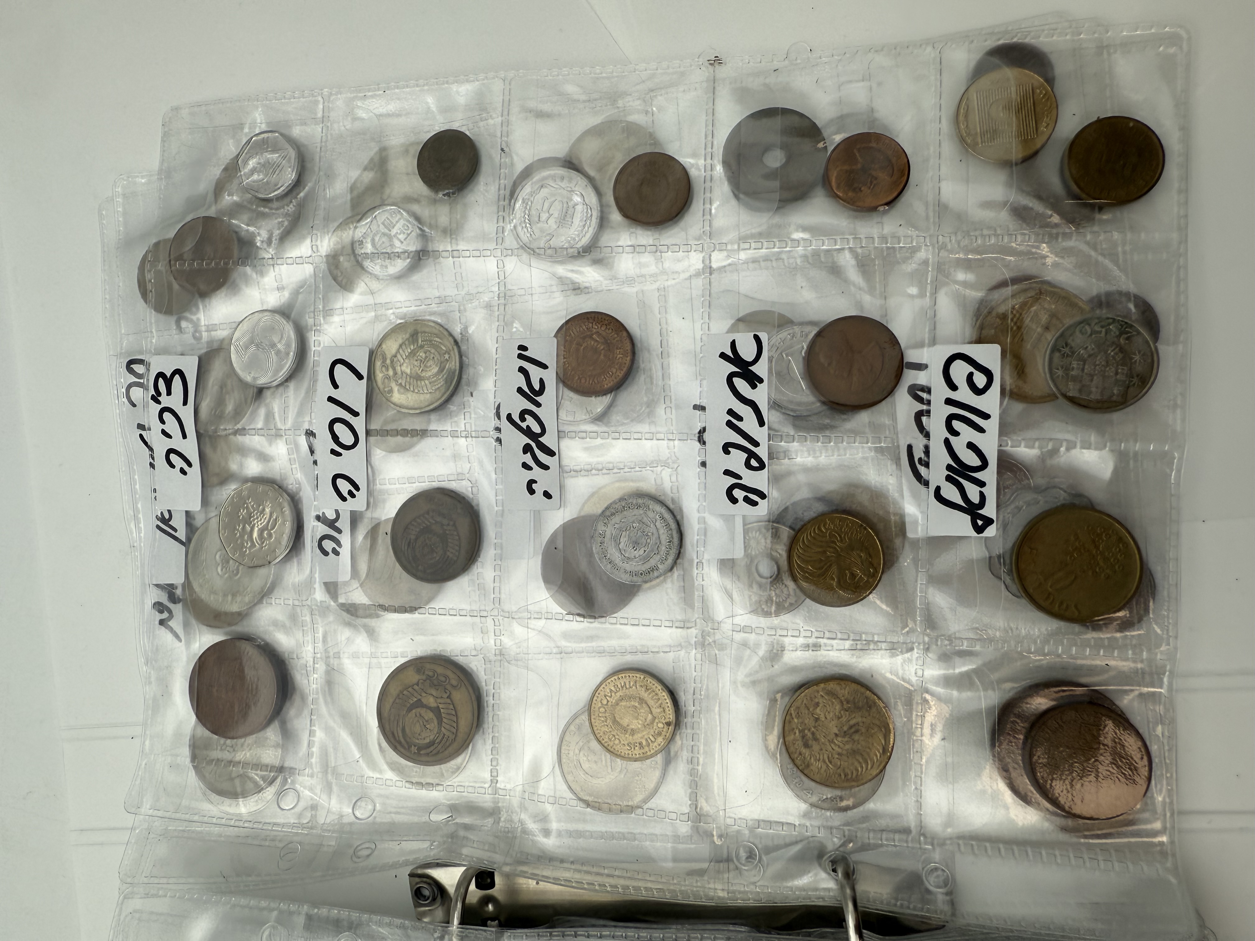 World - A collection of several hundred coins from several different countries, arranged in a binder, in various ... - 1 28