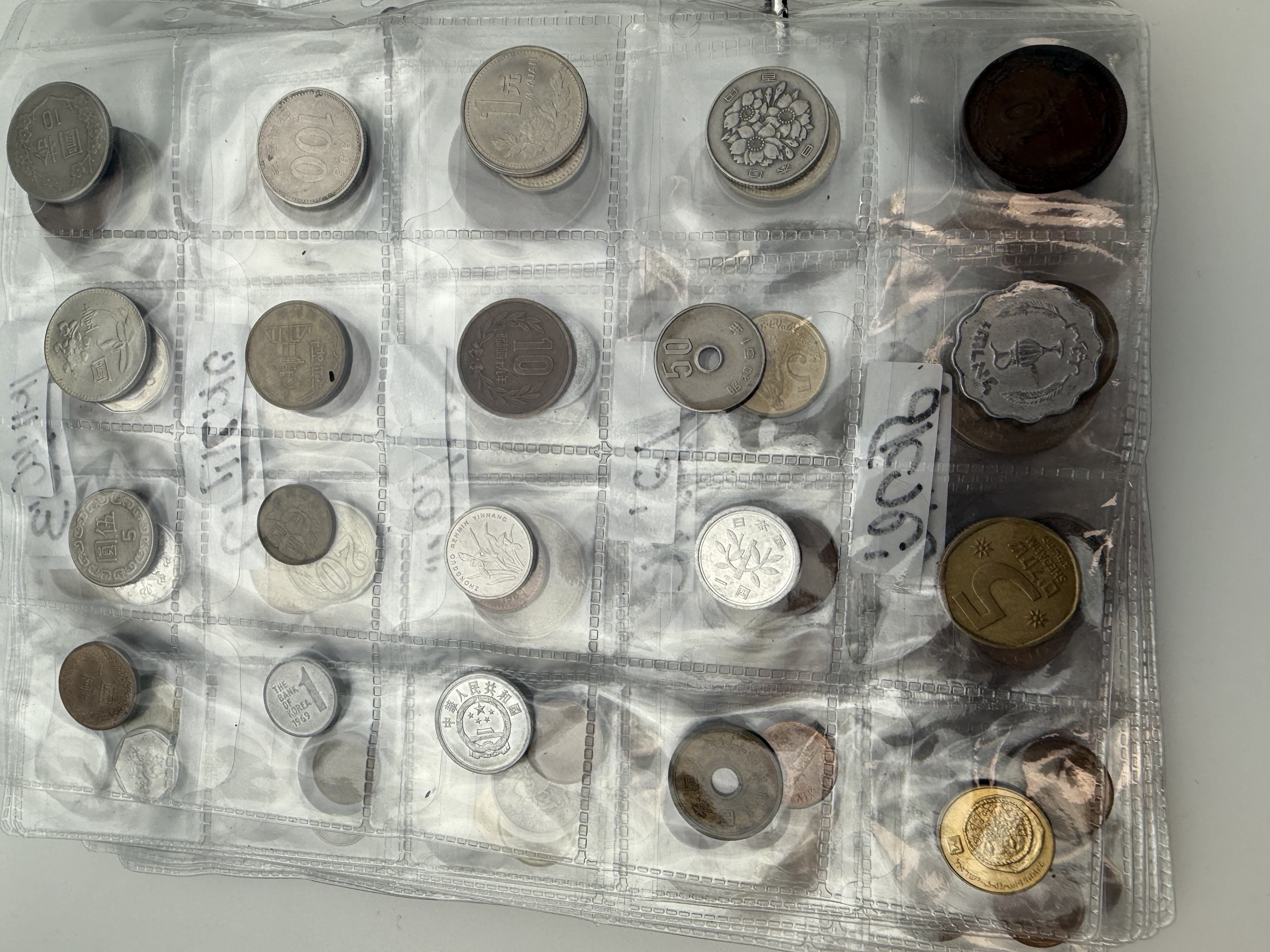 World - A collection of several hundred coins from several different countries, arranged in a binder, in various ... - 1 31