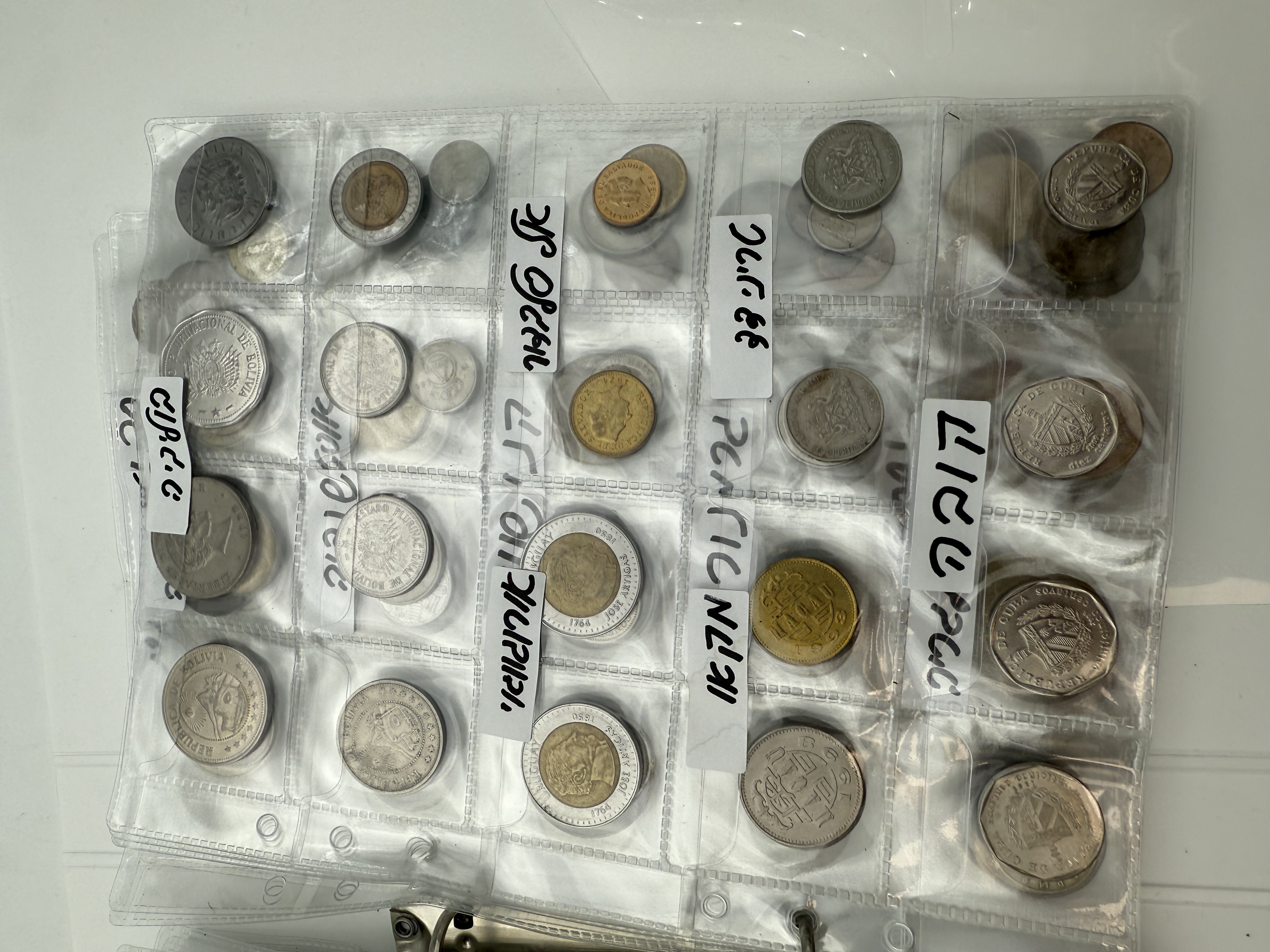 World - A collection of several hundred coins from several different countries, arranged in a binder, in various ... - 1 21