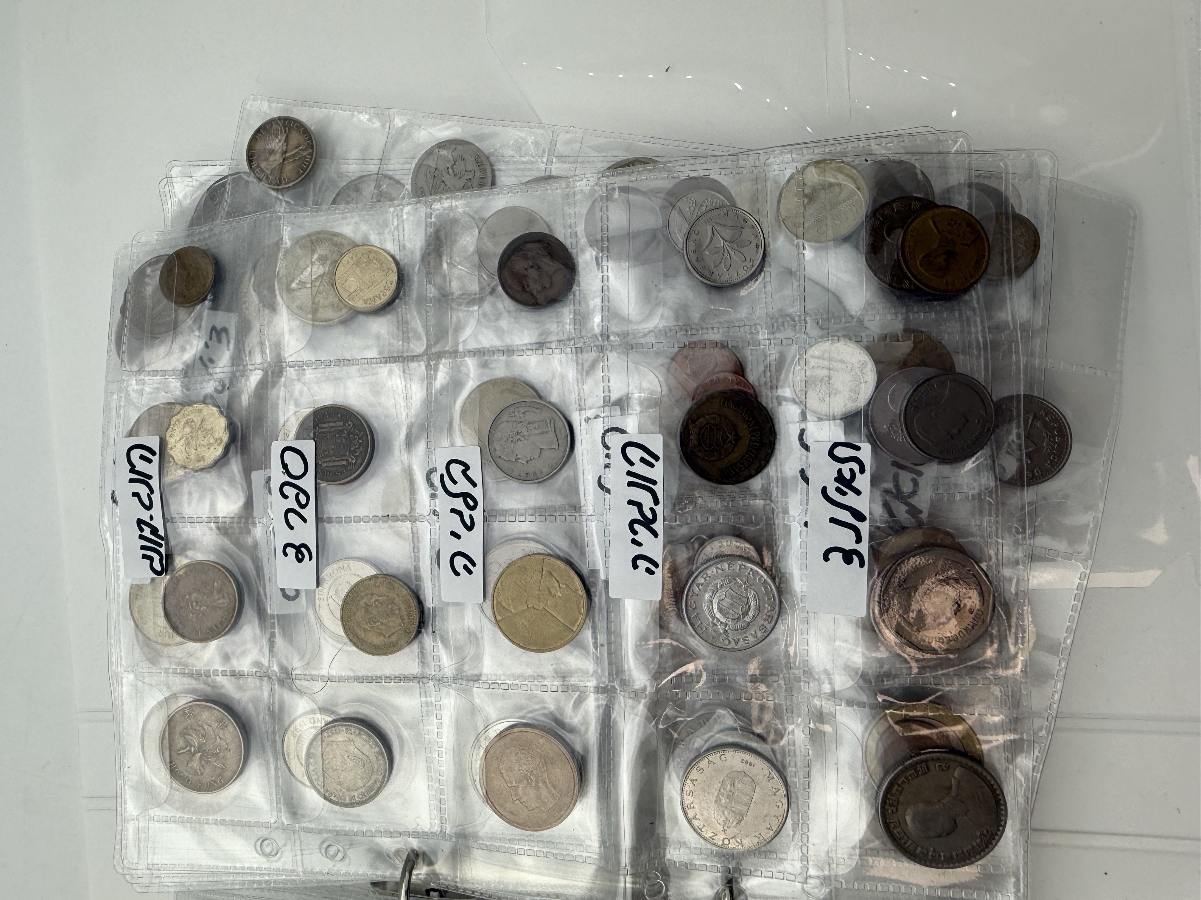 World - A collection of several hundred coins from several different countries, arranged in a binder, in various ... - 1 8