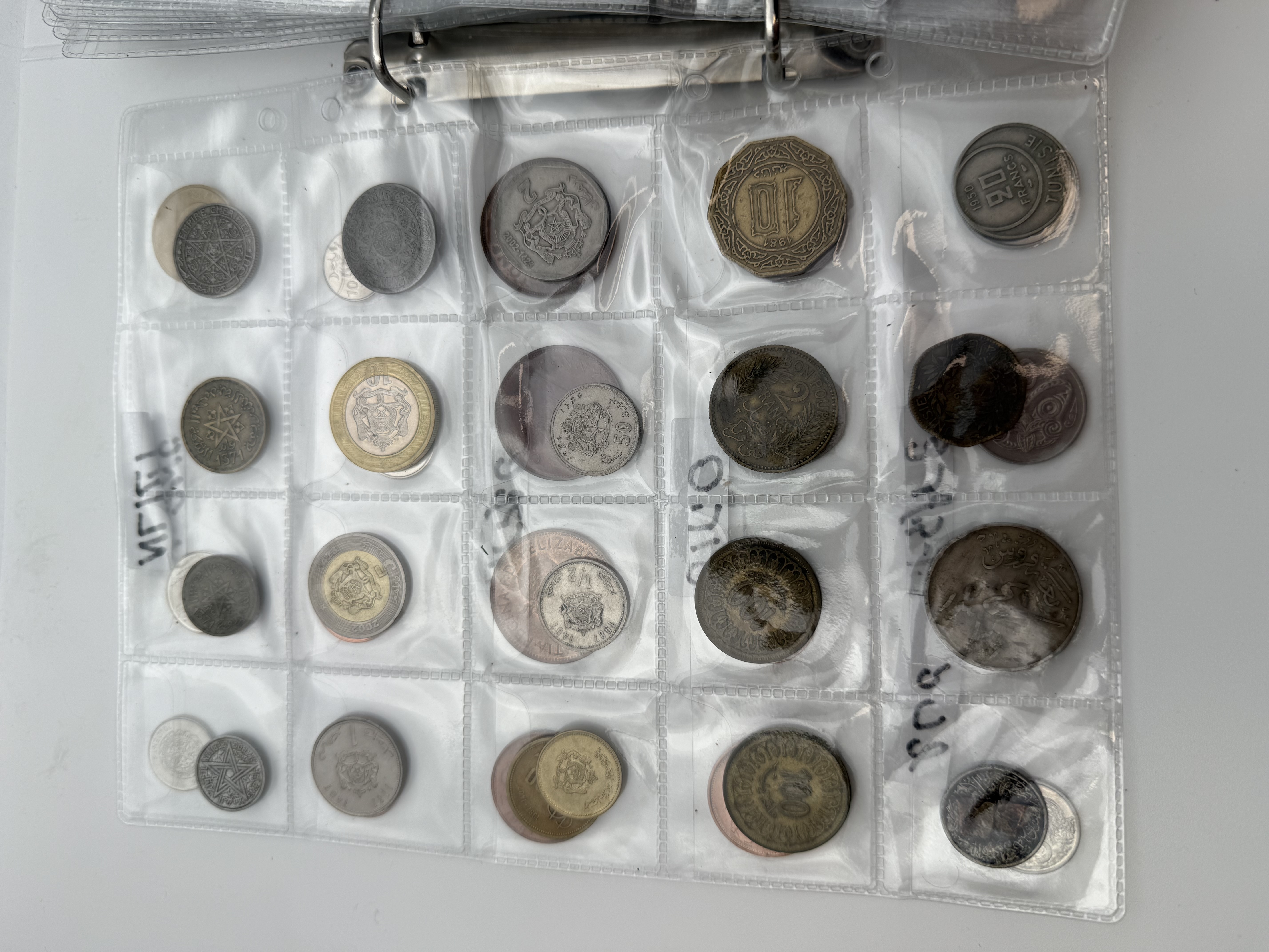 World - A collection of several hundred coins from several different countries, arranged in a binder, in various ... - 1 37