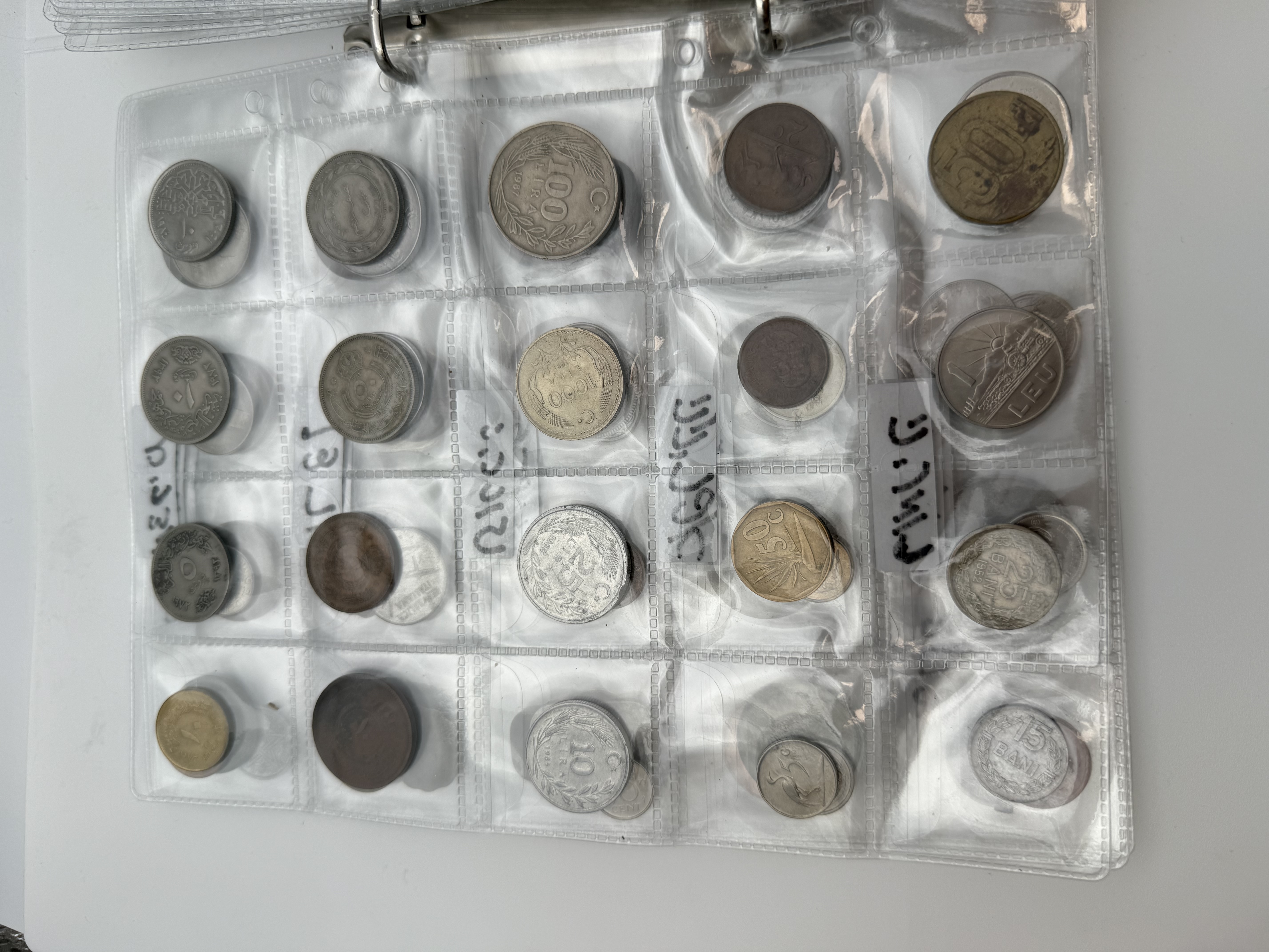 World - A collection of several hundred coins from several different countries, arranged in a binder, in various ... - 1 3