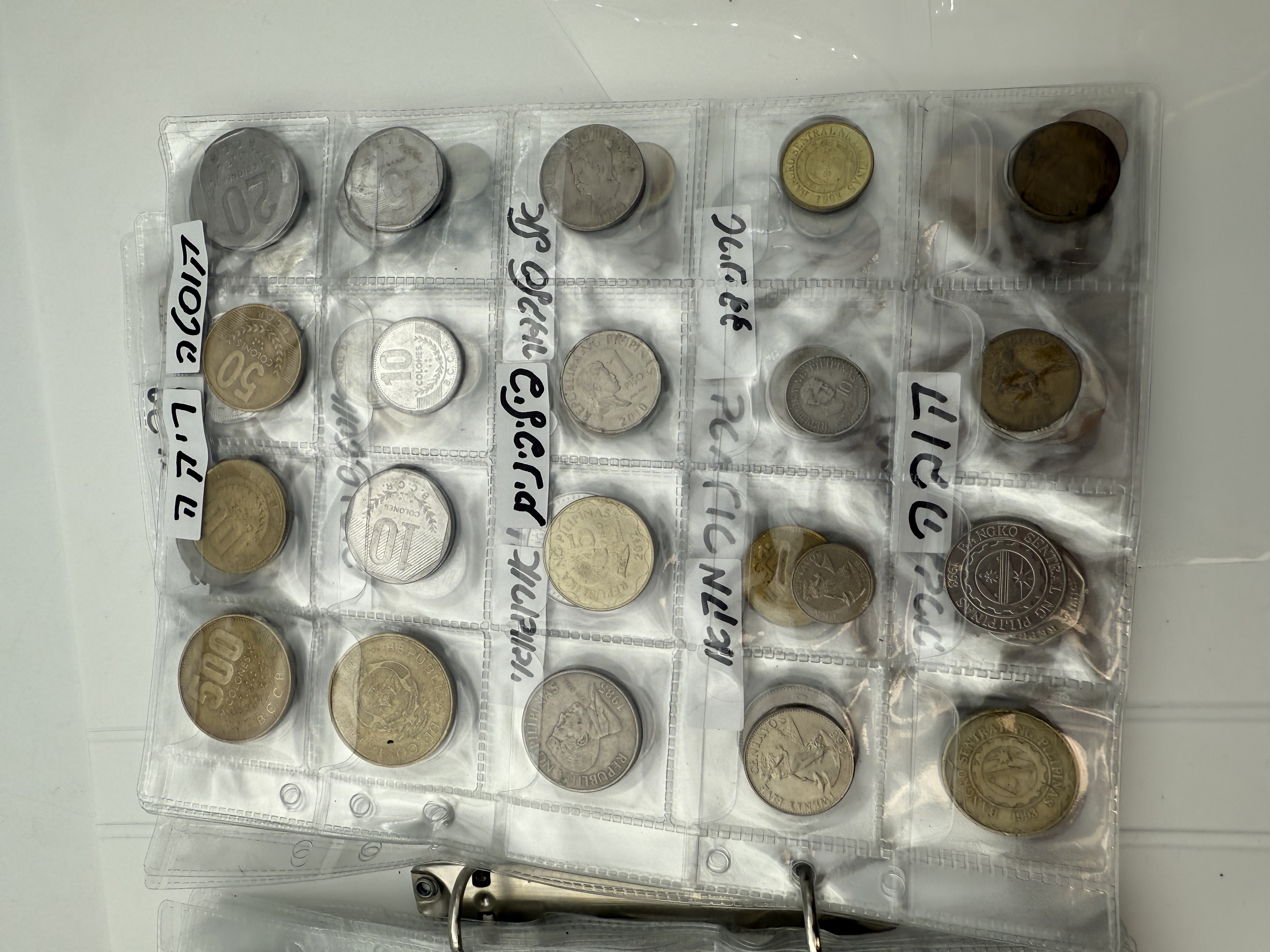World - A collection of several hundred coins from several different countries, arranged in a binder, in various ... - 1 19
