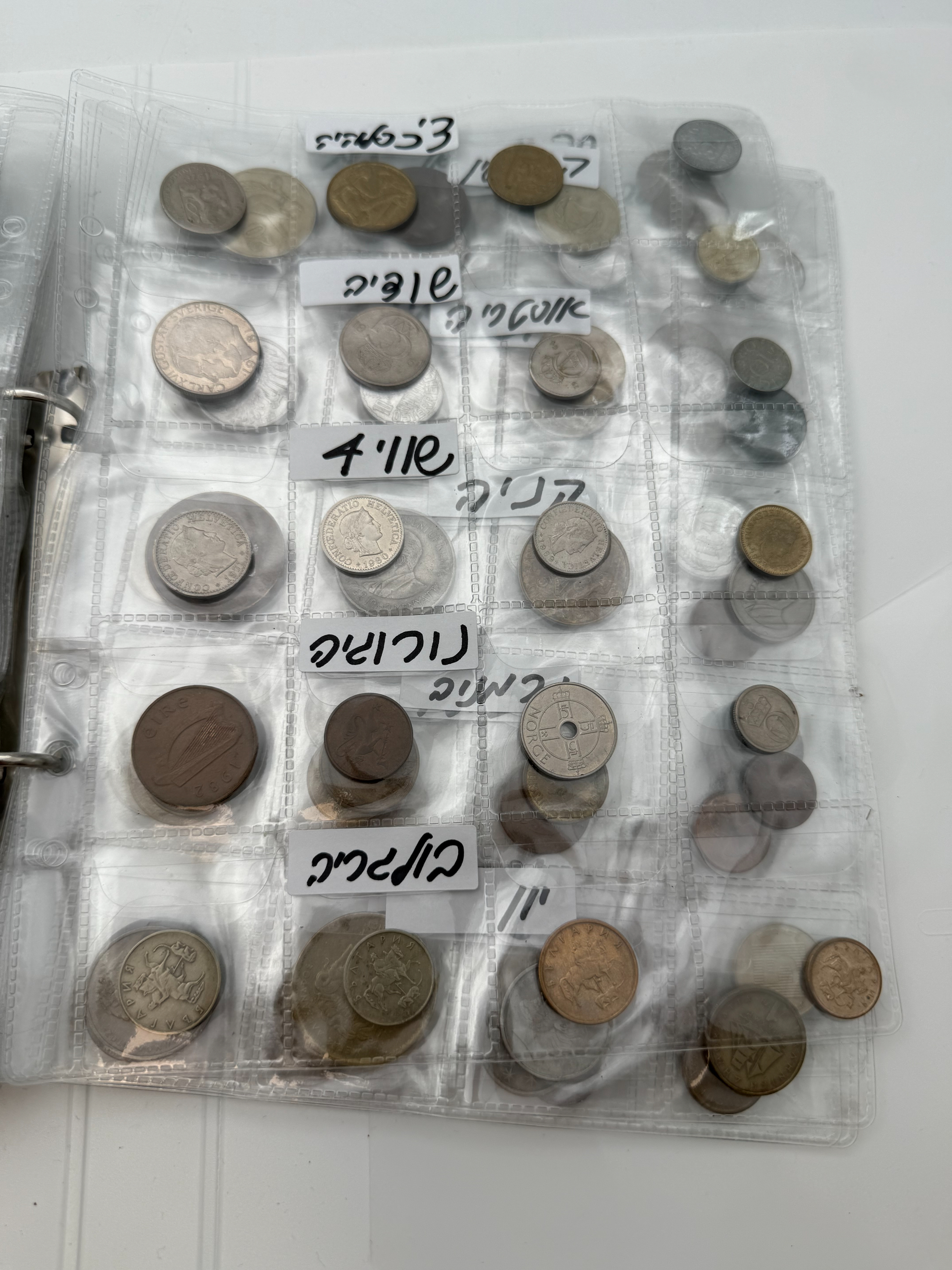 World - A collection of several hundred coins from several different countries, arranged in a binder, in various ... - 1 24