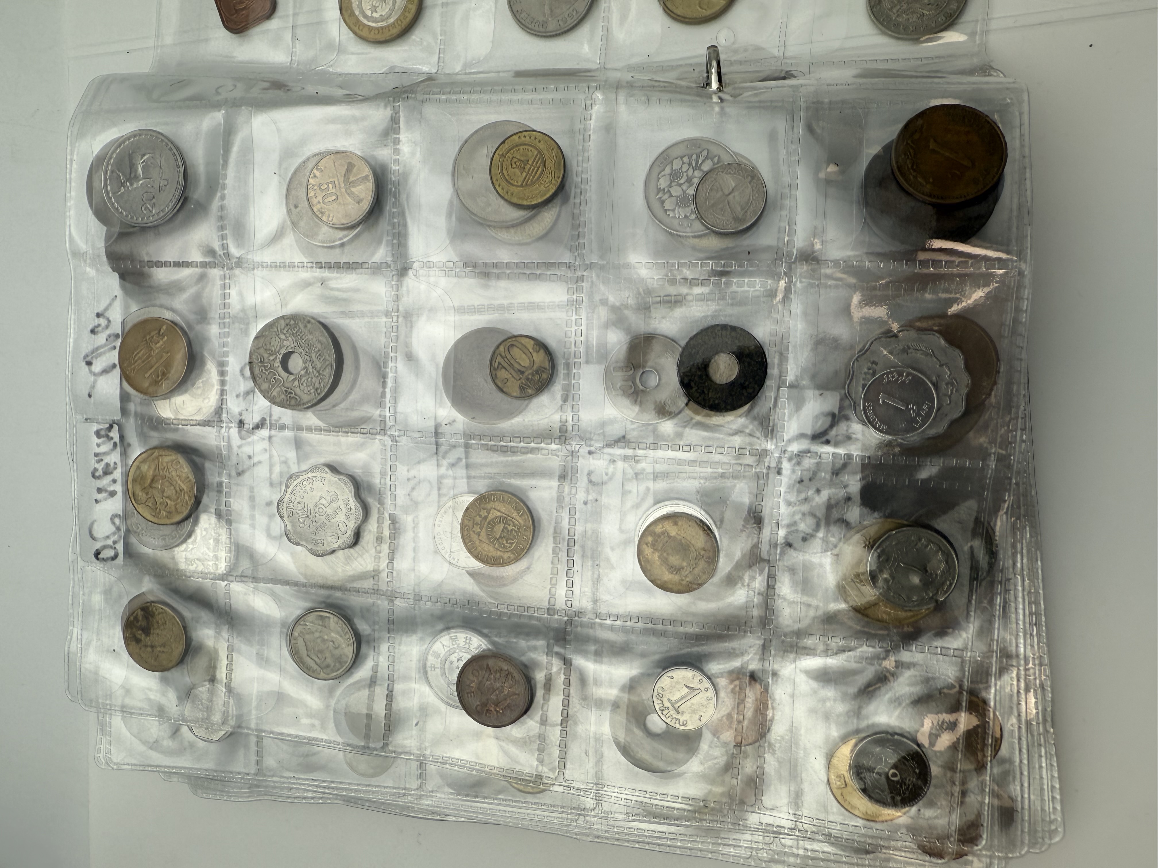 World - A collection of several hundred coins from several different countries, arranged in a binder, in various ... - 1 34