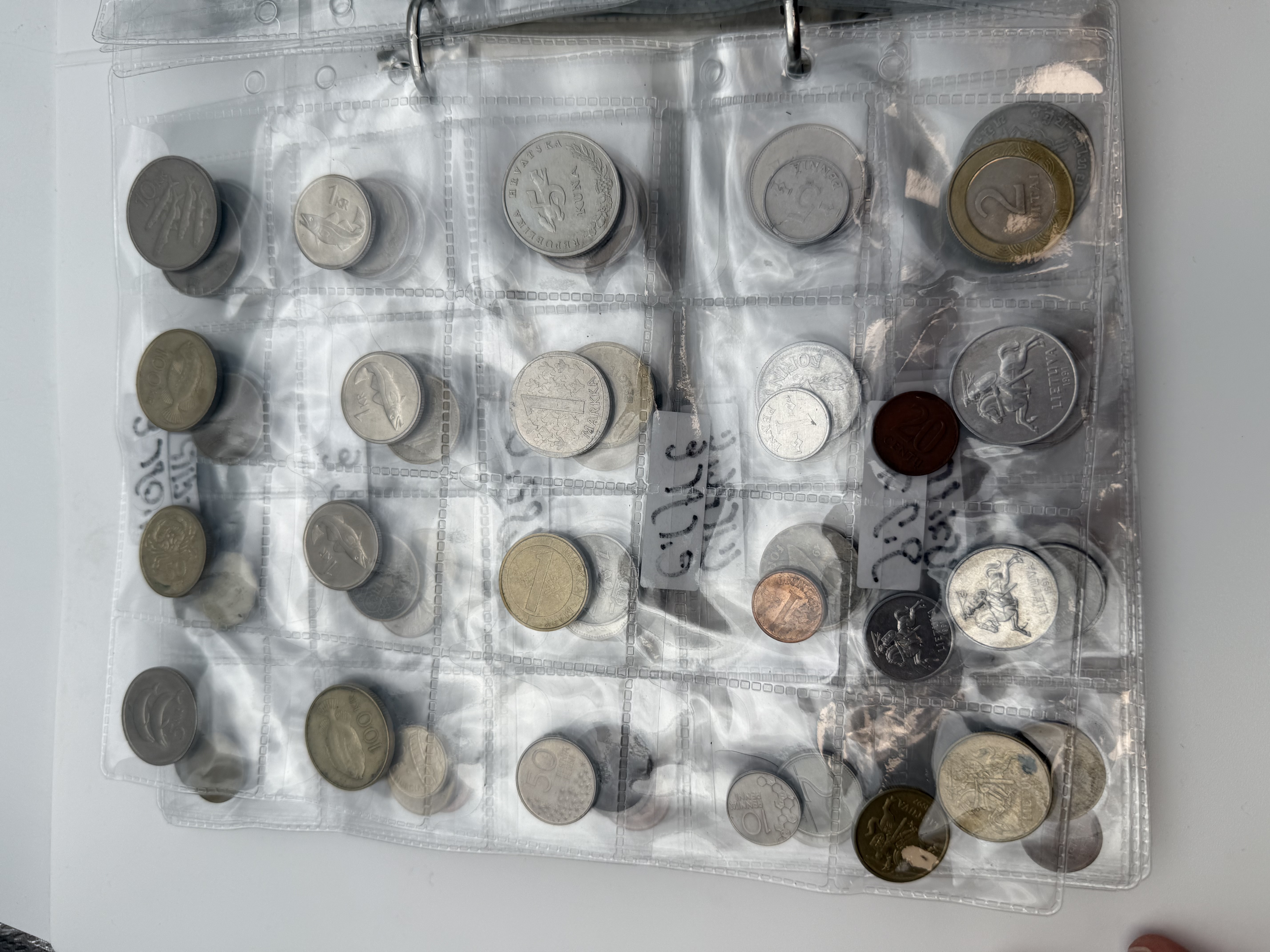 World - A collection of several hundred coins from several different countries, arranged in a binder, in various ... - 1 12