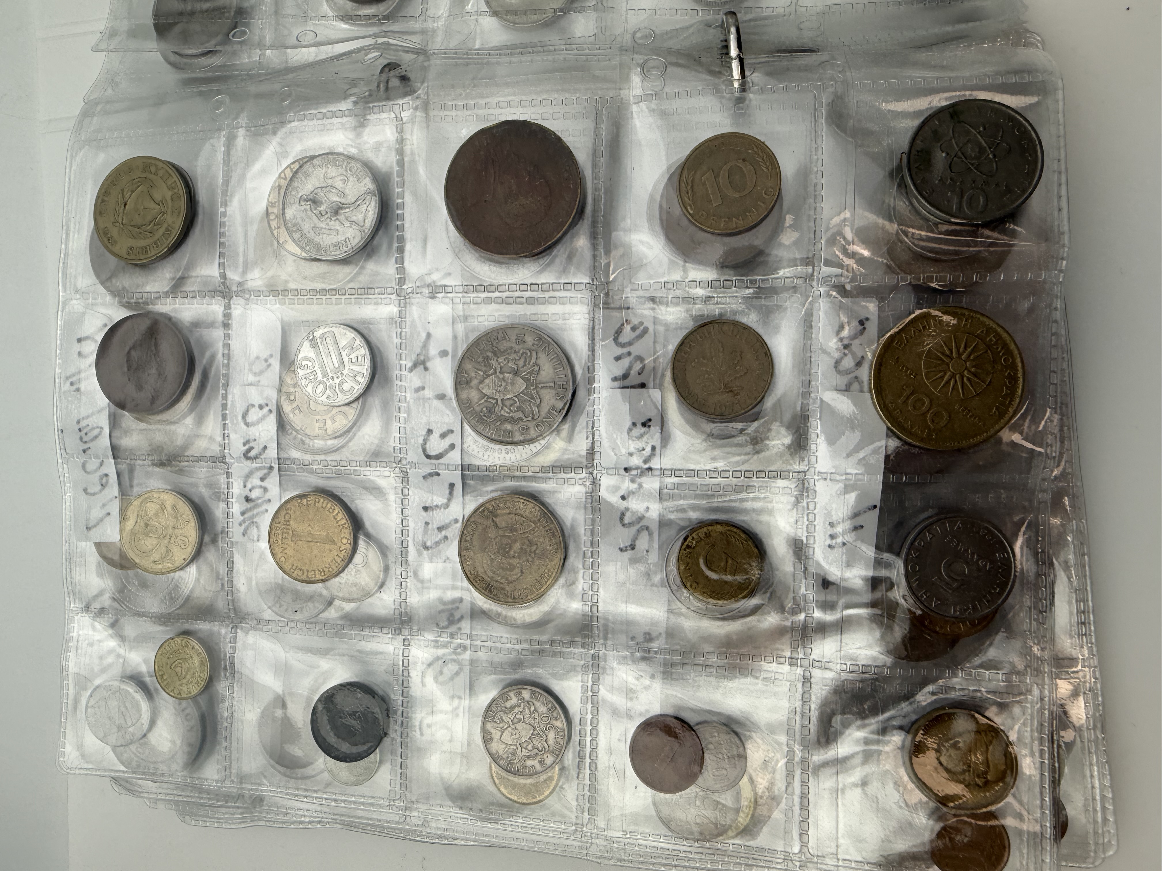 World - A collection of several hundred coins from several different countries, arranged in a binder, in various ... - 1 27