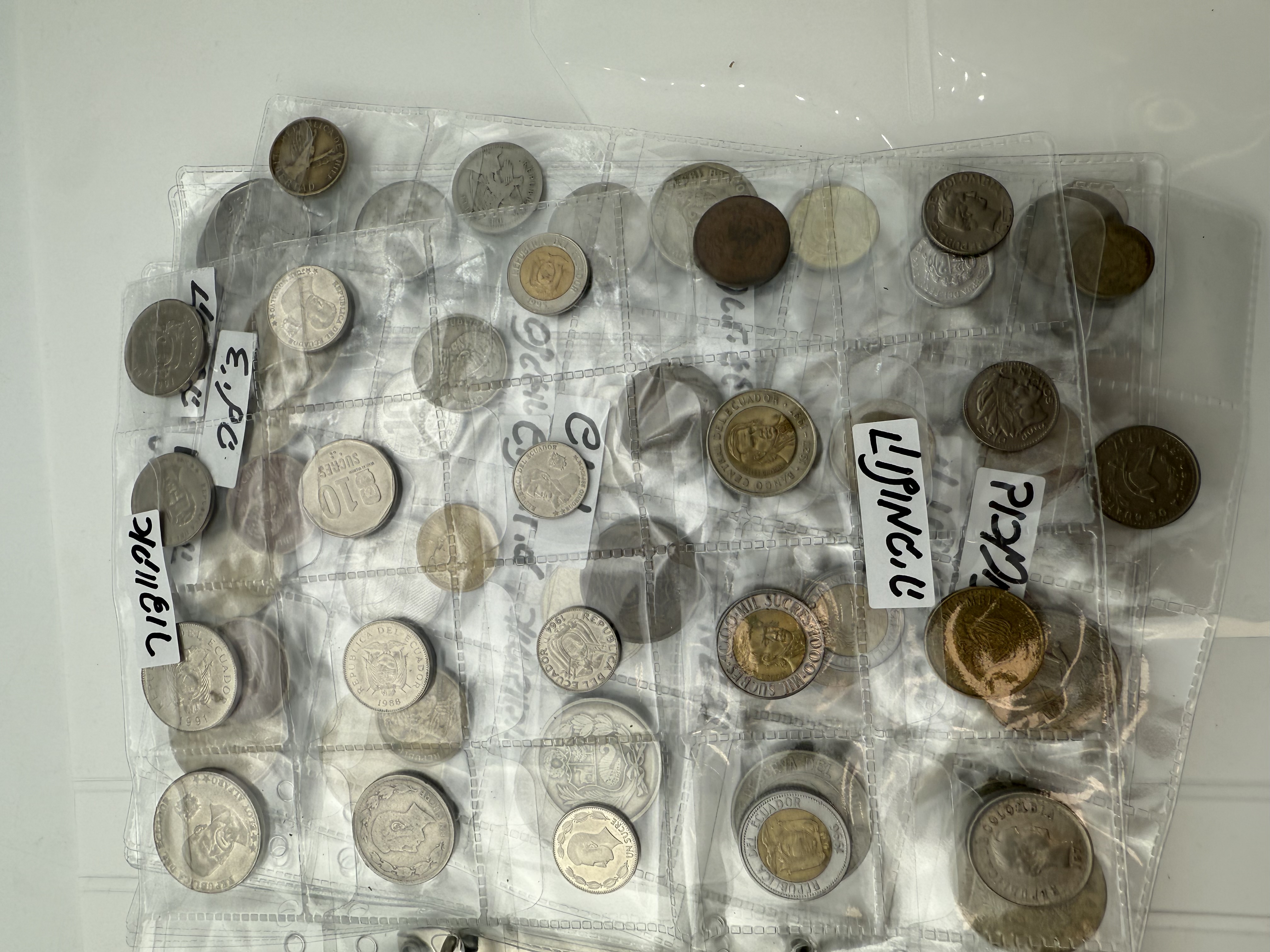 World - A collection of several hundred coins from several different countries, arranged in a binder, in various ... - 1 15