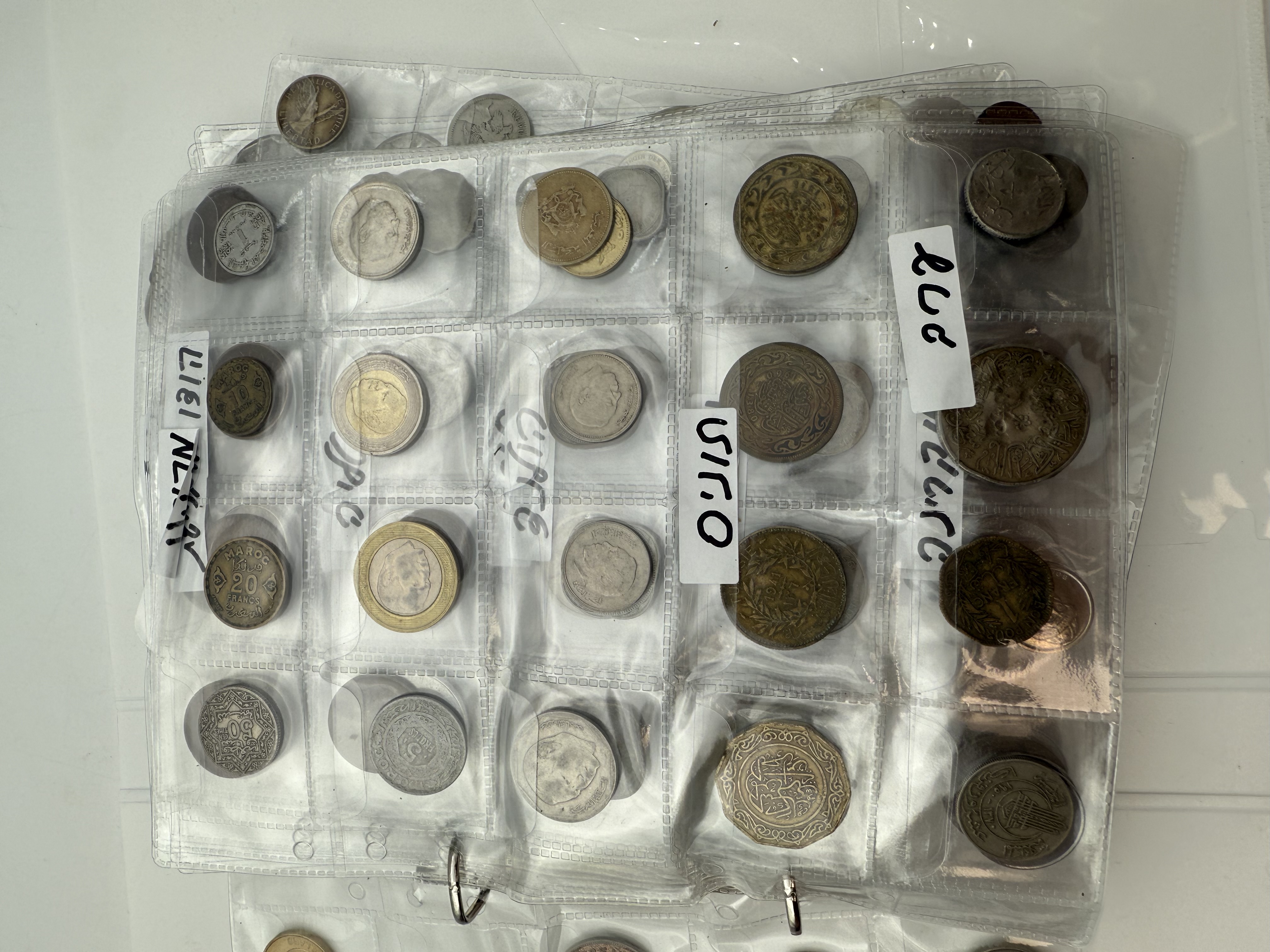 World - A collection of several hundred coins from several different countries, arranged in a binder, in various ... - 1 33