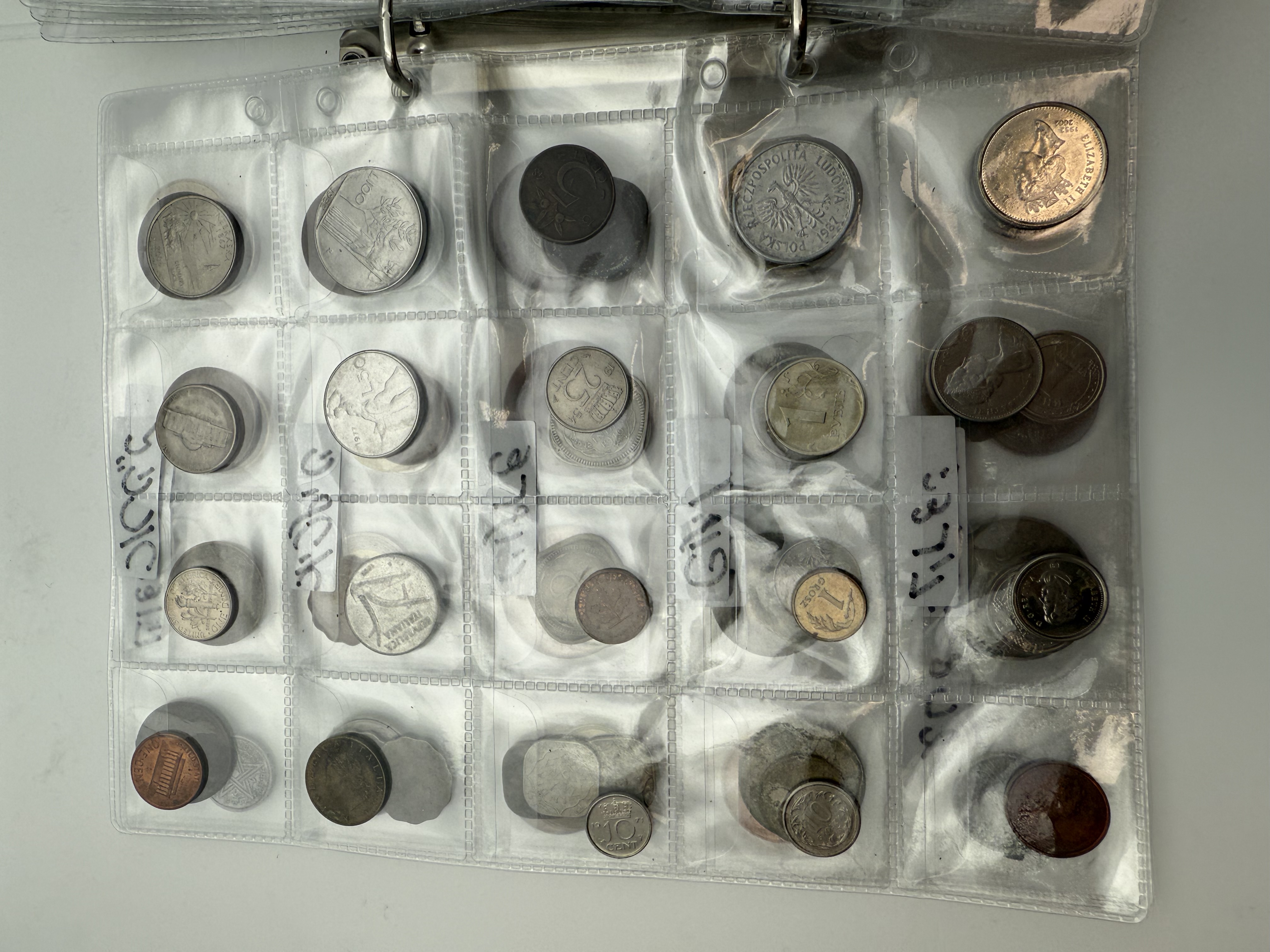 World - A collection of several hundred coins from several different countries, arranged in a binder, in various ... - 1 41