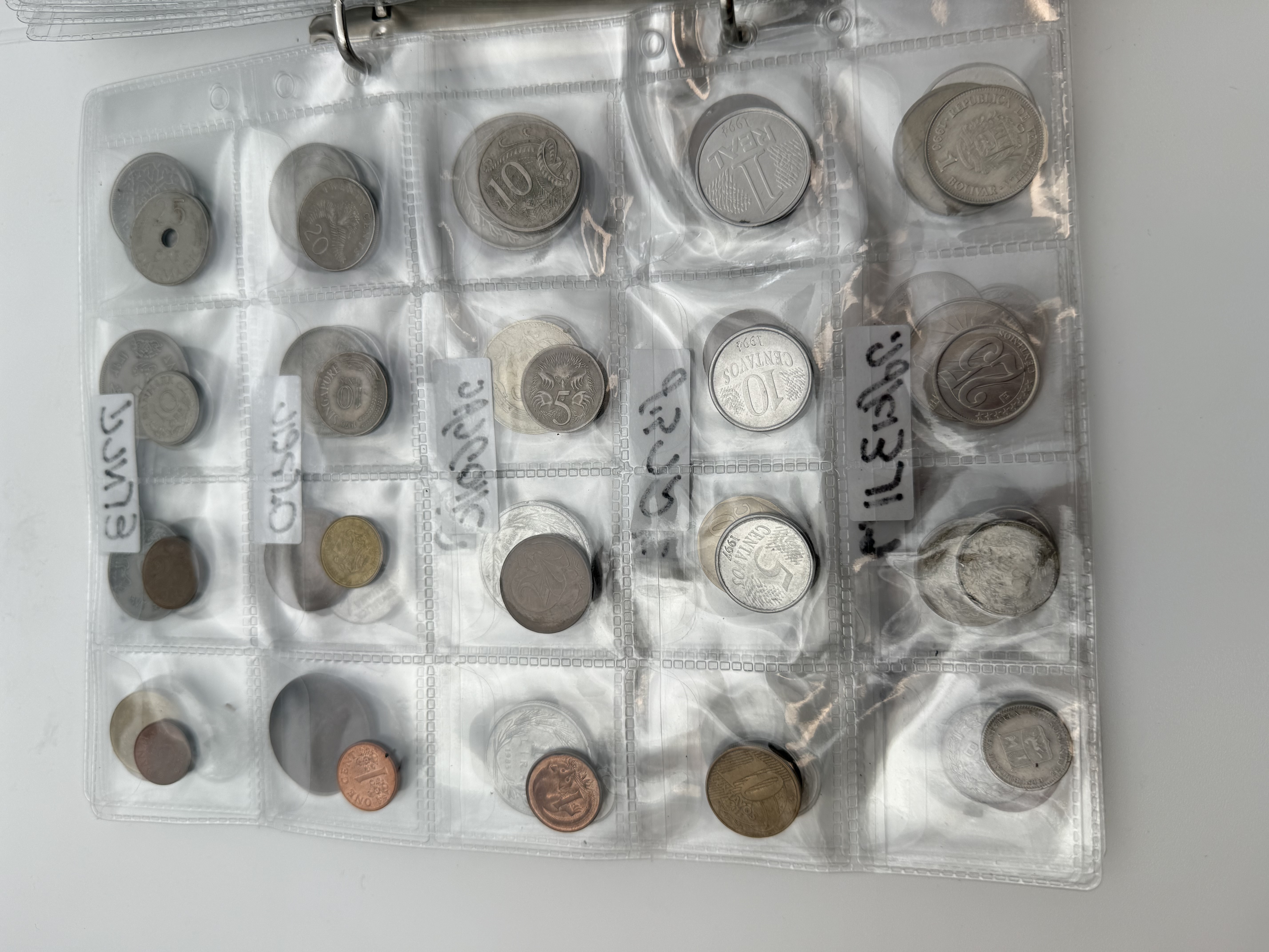 World - A collection of several hundred coins from several different countries, arranged in a binder, in various ... - 1 5