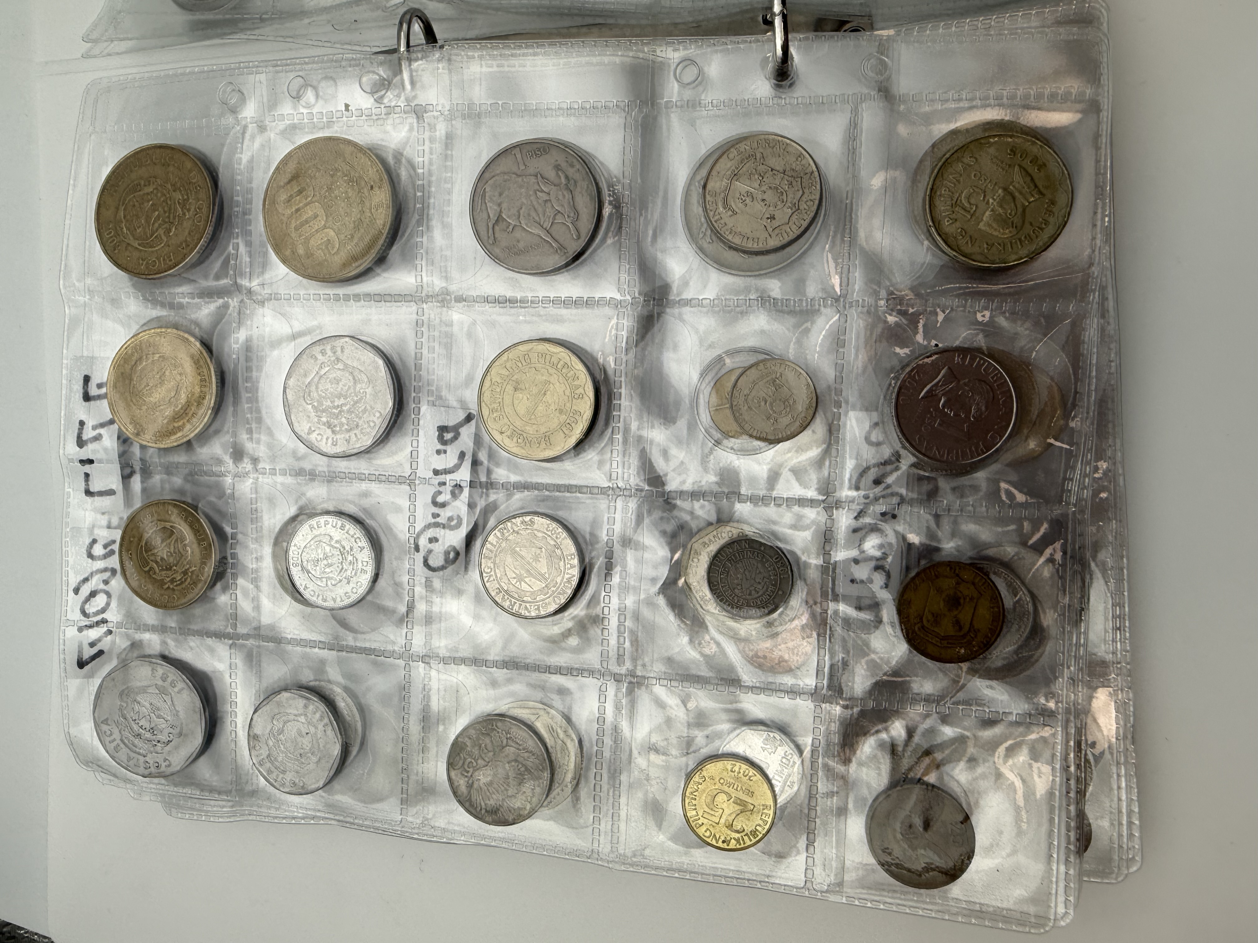 World - A collection of several hundred coins from several different countries, arranged in a binder, in various ... - 1 20